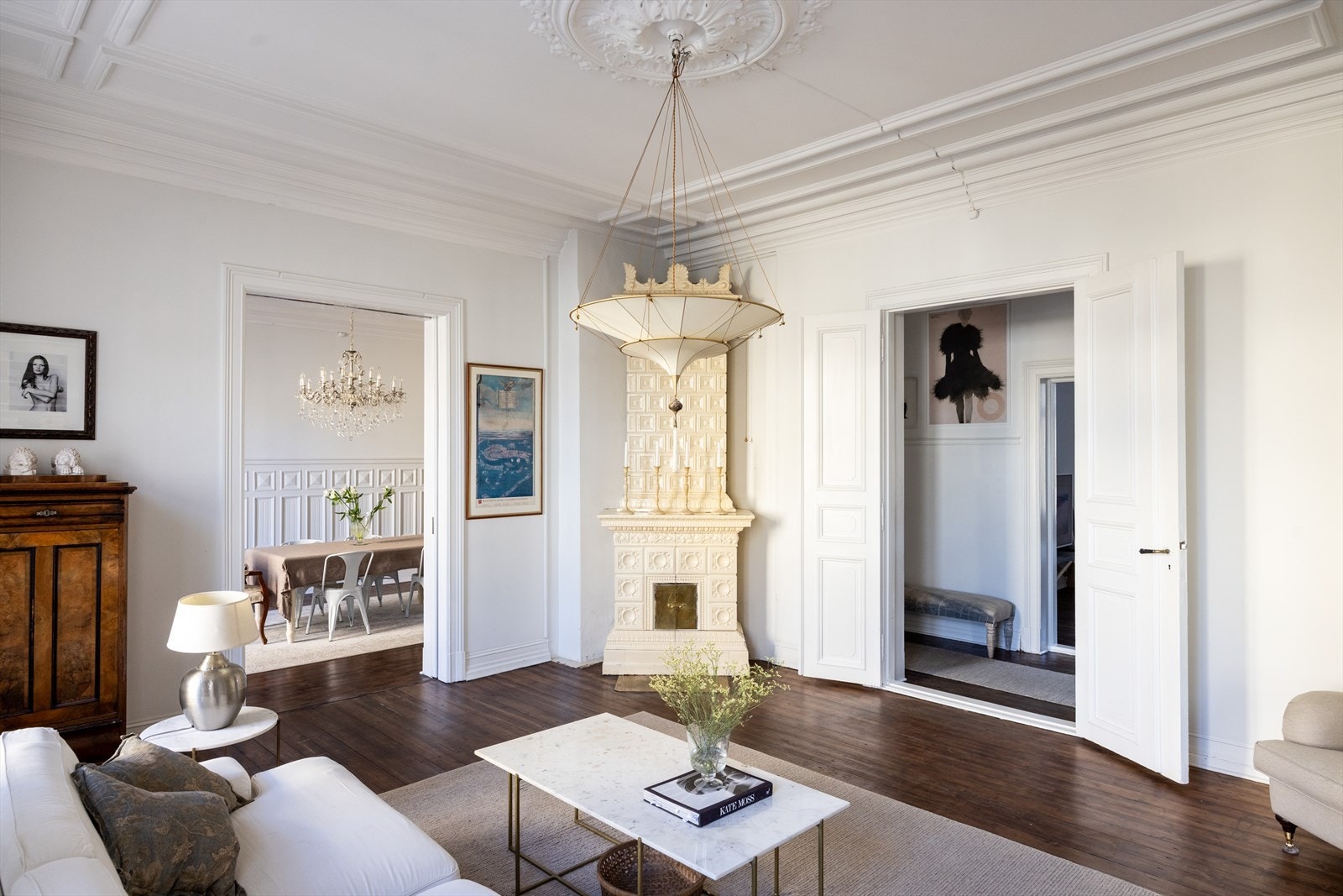 Den formidable kakkelovnen fungerer som et naturlig blikkfang og gir rommet et herskapelig preg. Galleribilde