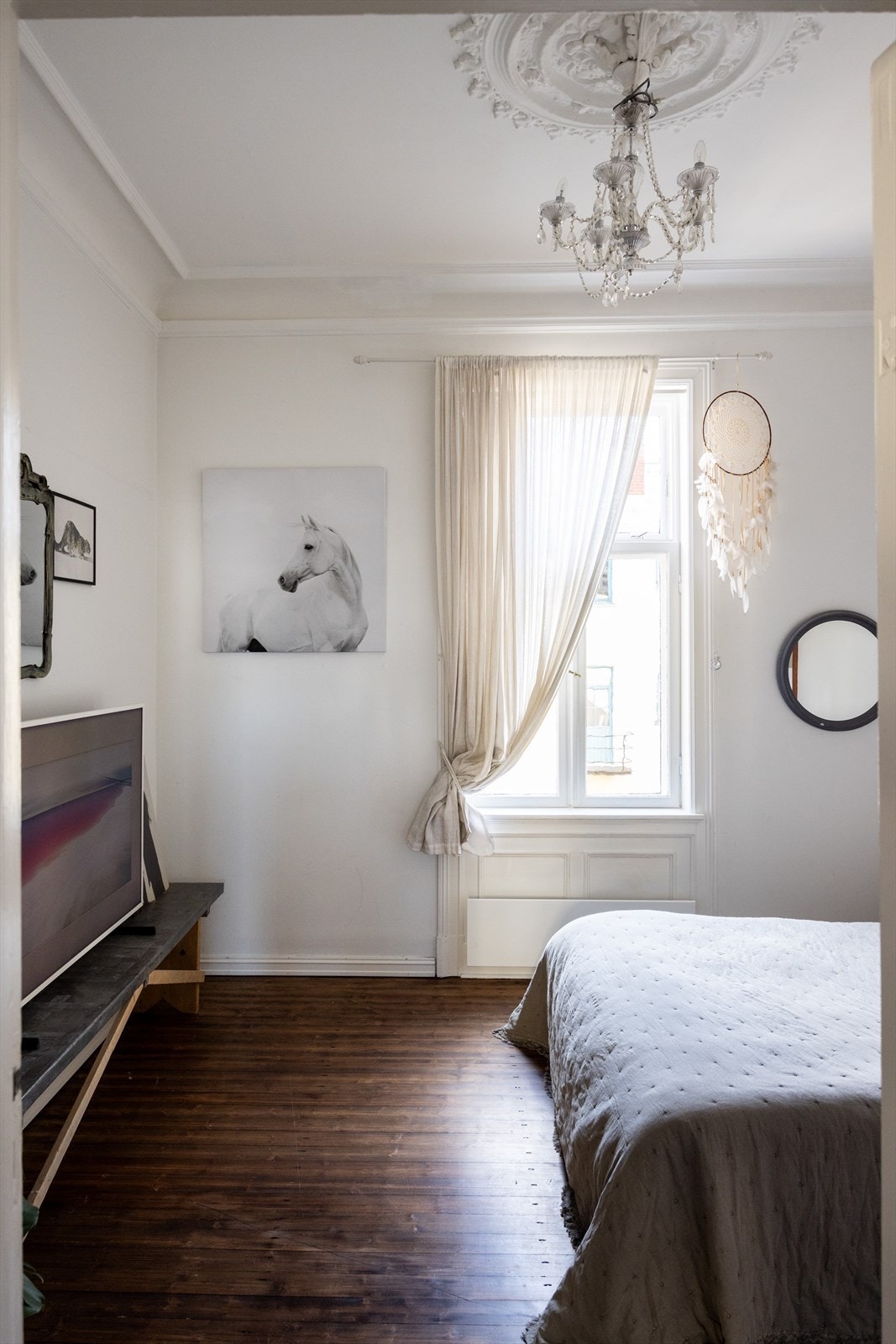 Vender ut mot rolig bakgård. Galleribilde