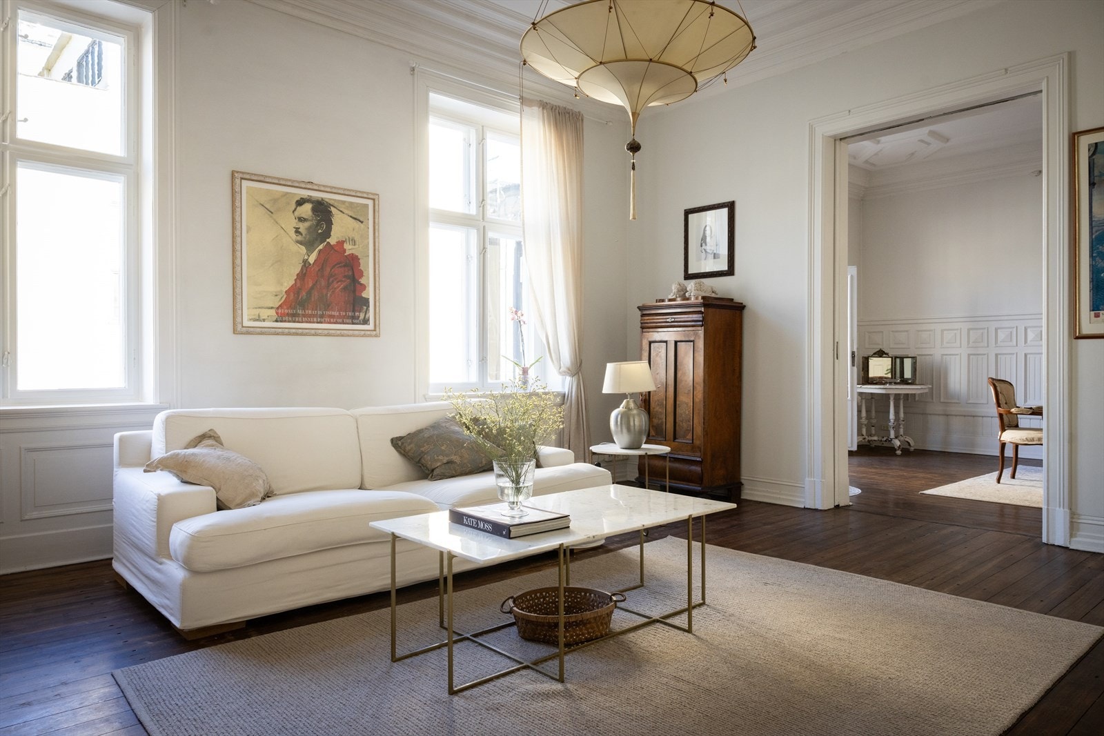 Stuen har rikelig med plass til både en stor sofagruppe og annet møblement. Galleribilde