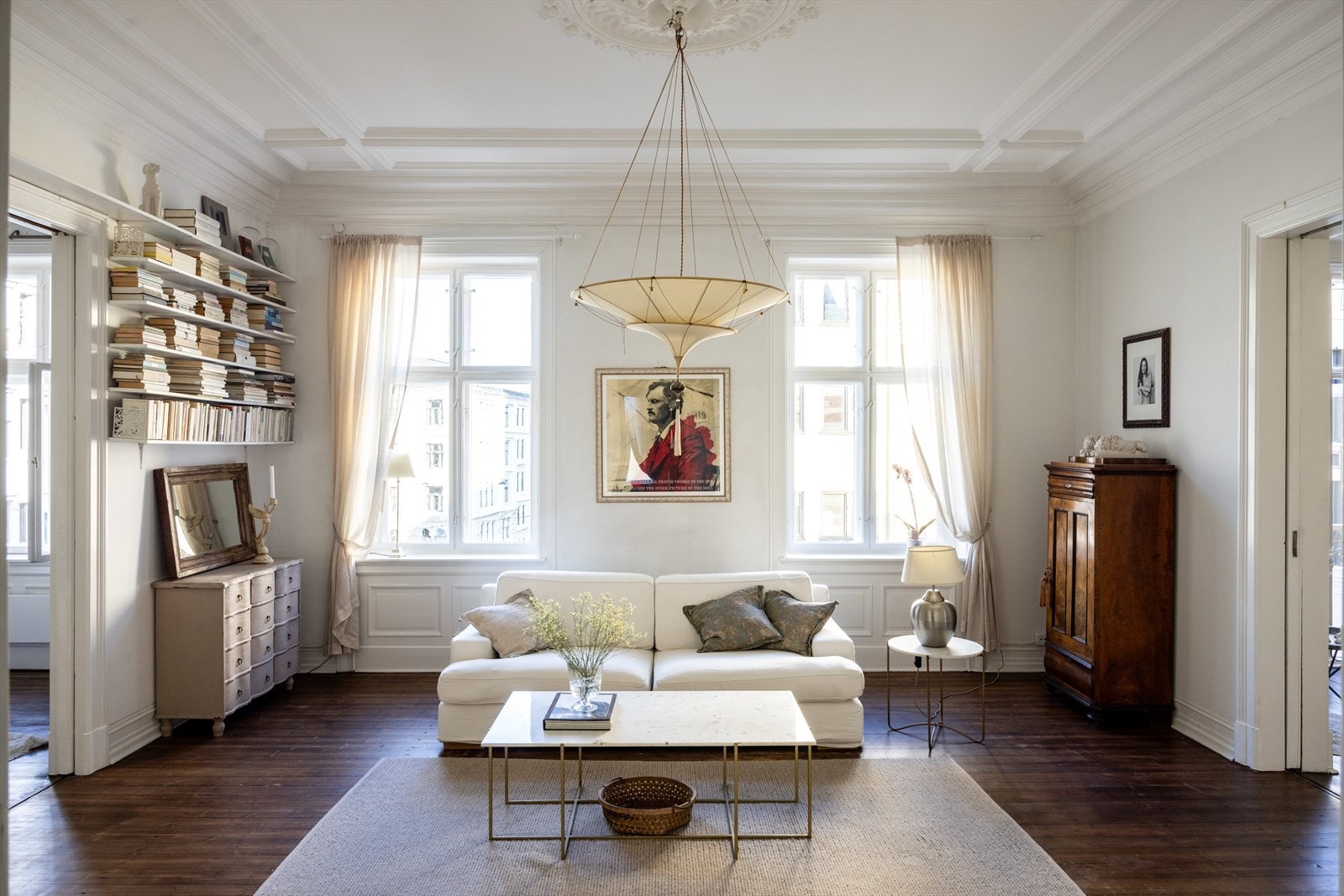 Leiligheten byr på tre romslige rom på rekke - en tidløs Frognerdrøm med gjennomgående eleganse. Galleribilde