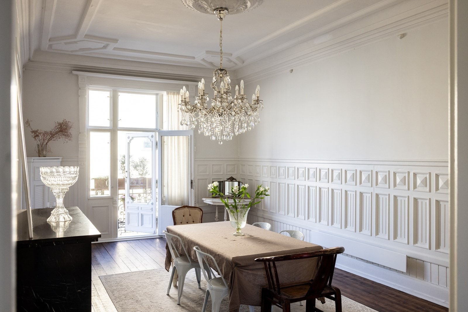 Herfra har du også utgang til en vakker smijernsbalkong på ca. 3 kvm. Galleribilde