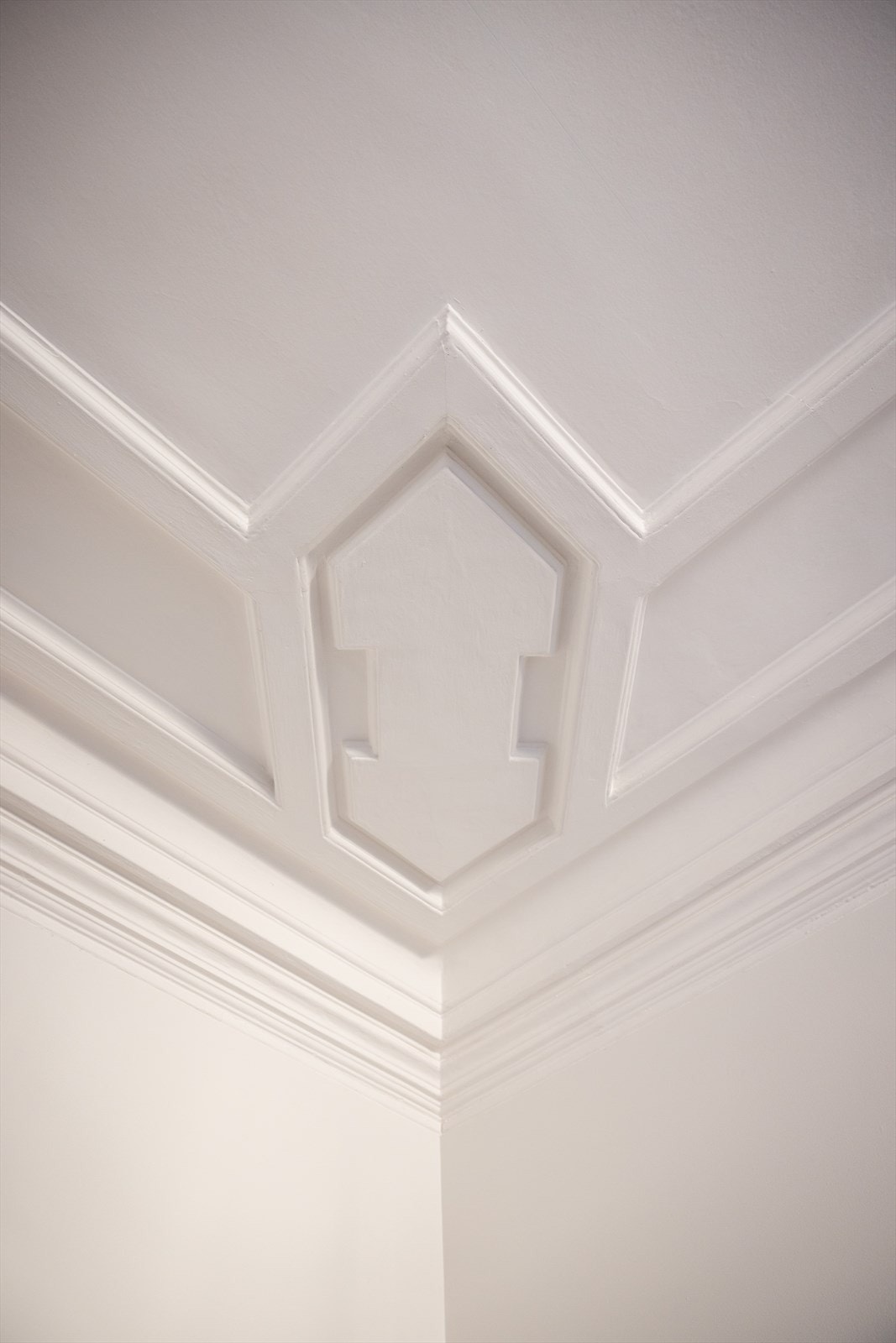 Leiligheten preges av klassiske detaljer i alle rom! Galleribilde