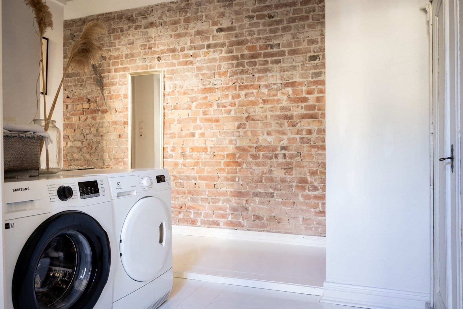 Egen gang med opplegg for vaskemaskin og plass til tørketrommel. Galleribilde