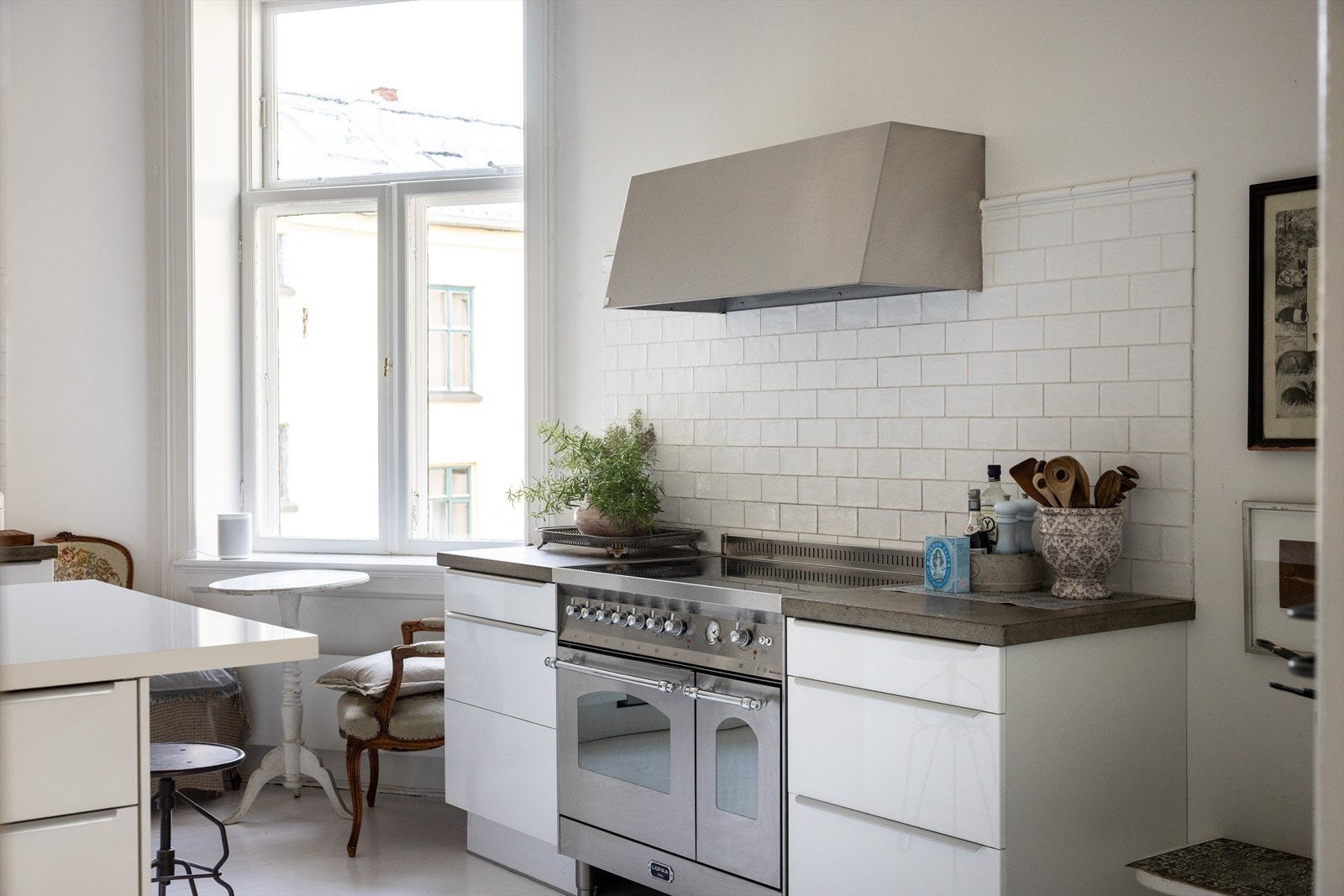 Kjøkkenet er utstyrt med kullfiltervifte fra Røros og induksjonskomfyr fra Lofra. Galleribilde