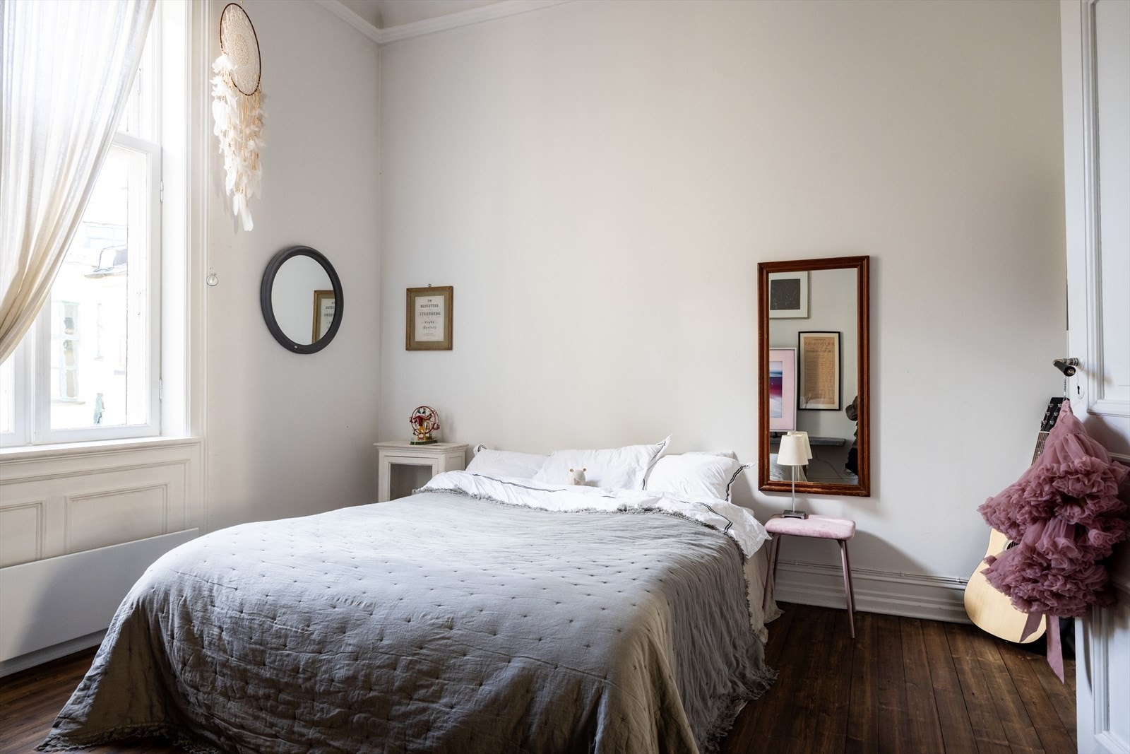 Soverom 2 har god plass til en stor dobbeltseng og annet møblement med adkomst fra entré/gang. Galleribilde