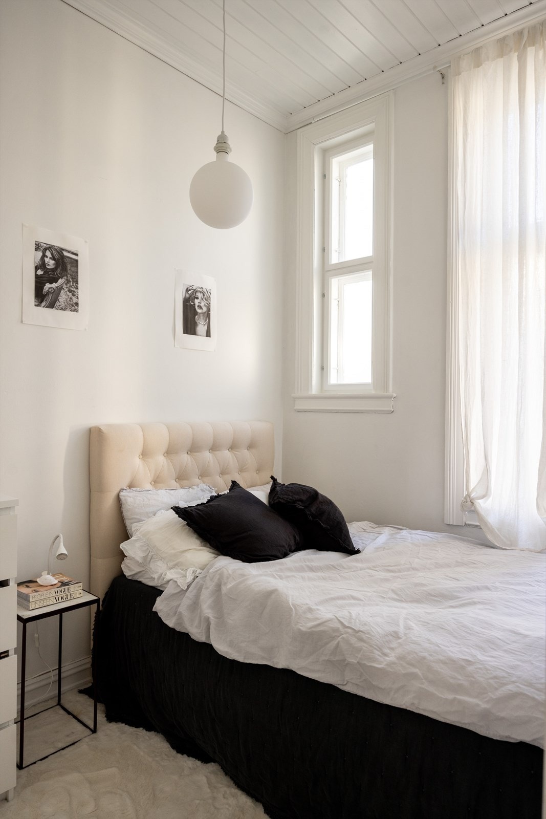 Soverom 3 har plass til seng og har direkte tilknytning til et større oppholdsrom med en sovehems, som gir ekstra plass og fleksibilitet. Soverommet vender ut mot rolig bakgård. Galleribilde