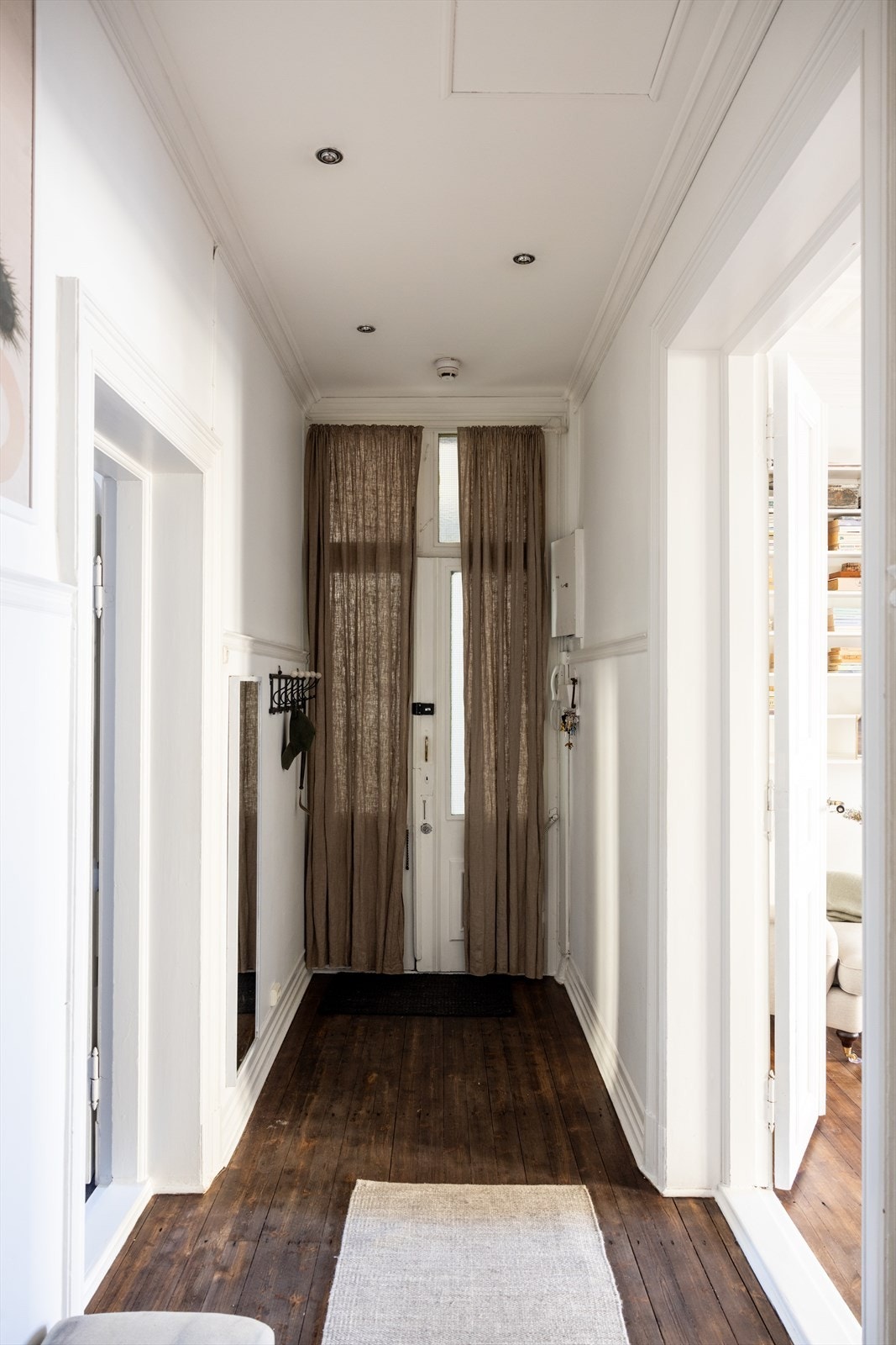 Leiligheten ønsker deg velkommen med en lys og innbydende entré. Den langstrakte gangen gir et godt førsteinntrykk og setter tonen for resten av boligen. Galleribilde