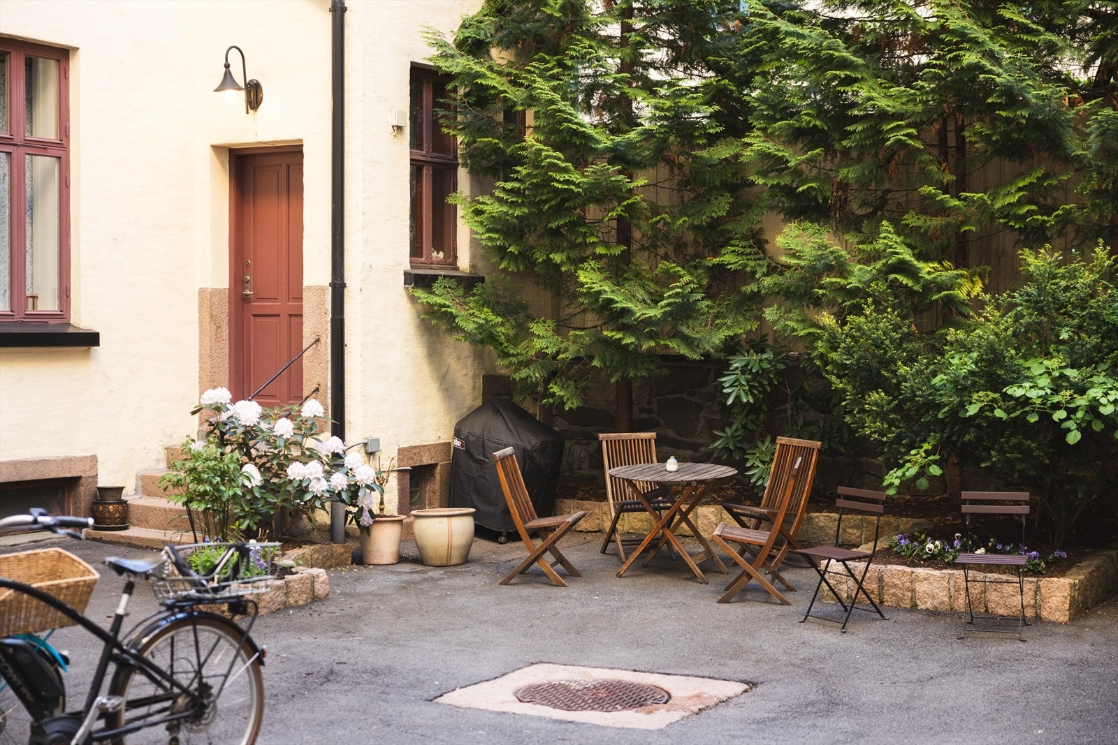 Pen opparbeidet bakgård. Galleribilde