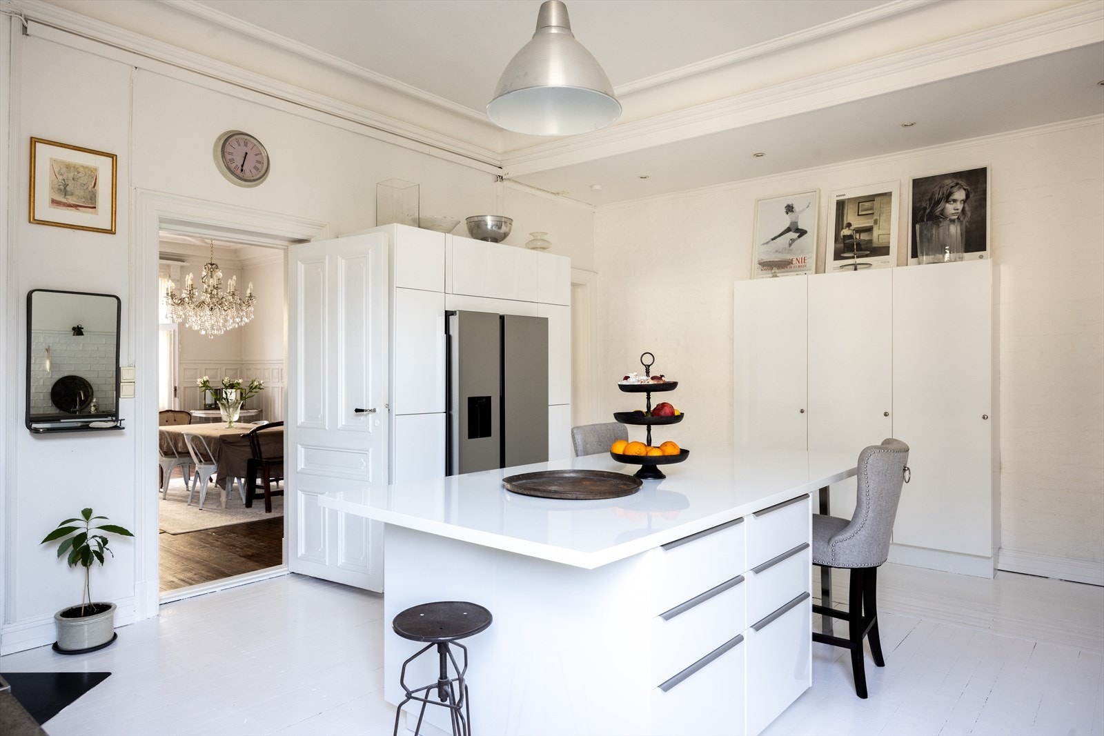 Kjøkkenet har også en hyggelig spiseplass ved kjøkkenøya. Galleribilde