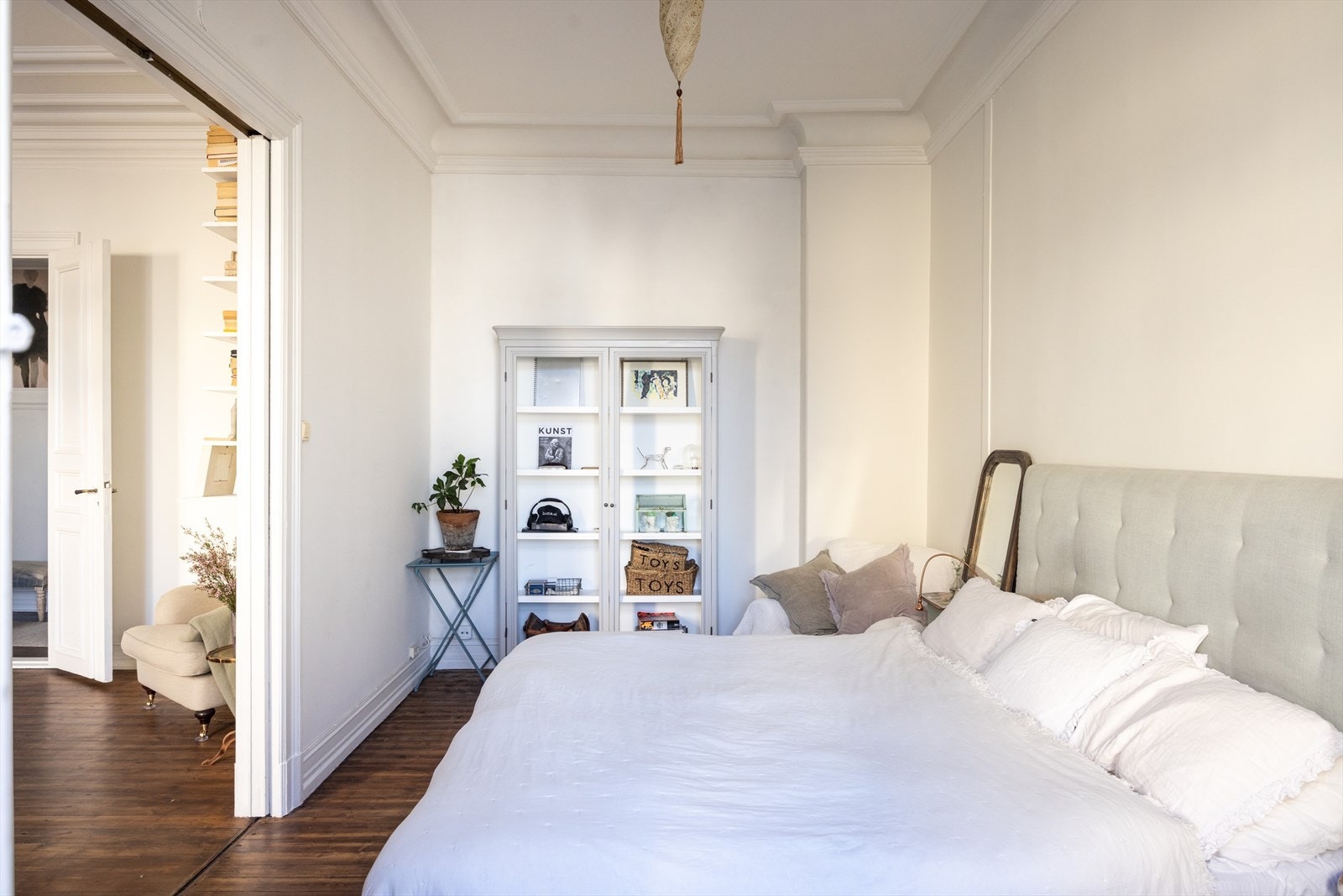 Den generøse takhøyden på hele 3,42 meter gir en luftig romfølelse, og en vakker rosett i himlingen tilfører rommet et klassisk og elegant preg. Galleribilde