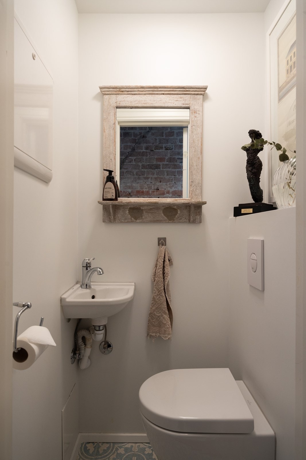 Praktisk toalettrom som ble renovert i 2020. Rommet har elektrisk gulvvarme. Galleribilde