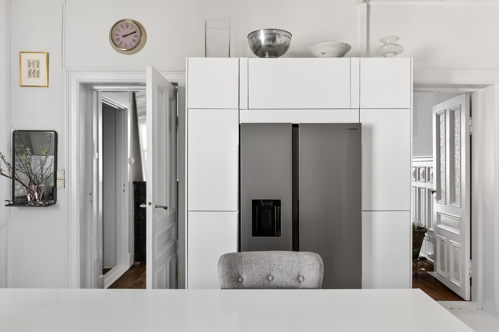 Hvitevarer består av oppvaskmaskin fra Bosch og kjøleskap med isbitfunksjon fra Samsung. Galleribilde