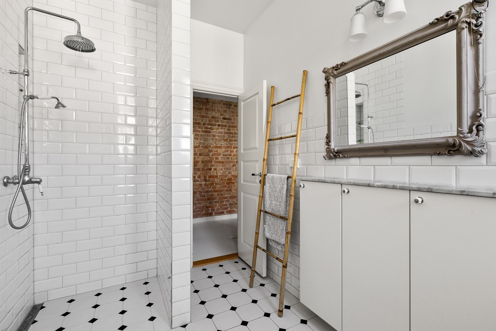 Rommet er utstyrt med elektrisk gulvvarme. Her finner du servant med ettgreps armatur, veggskap i glatt utførelse, opplegg for vaskemaskin, dusjnisje med glassvegg, veggmontert toalett og mekanisk avtrekk. Galleribilde