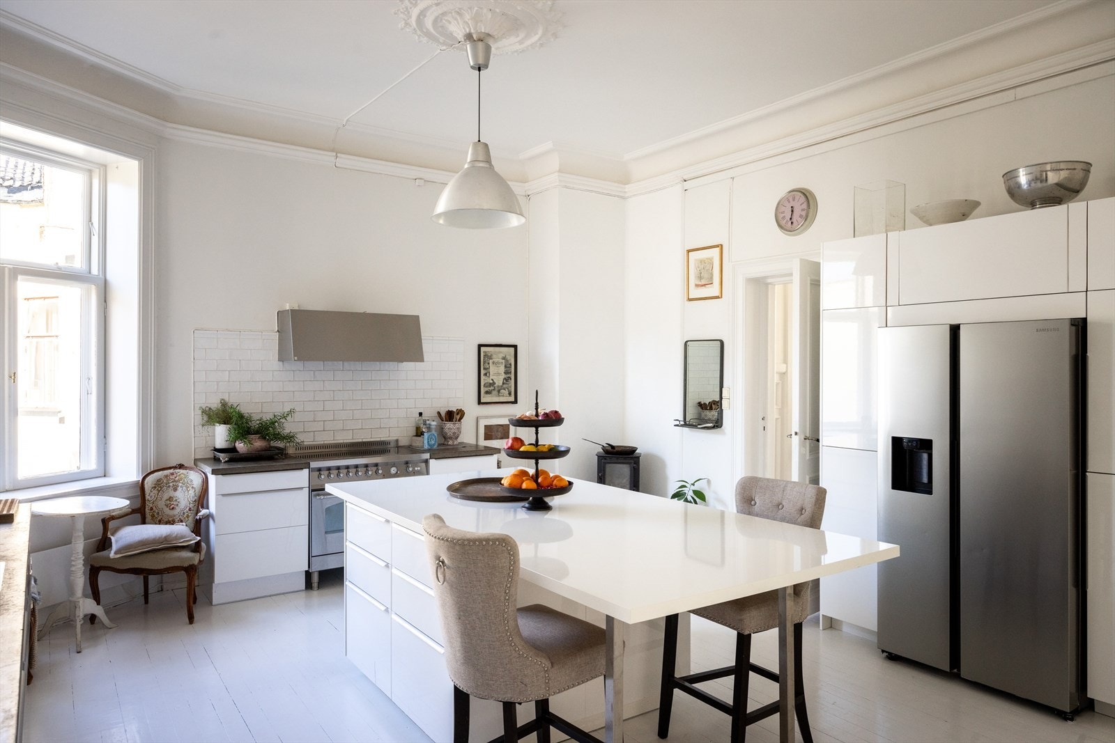 En vakker takrosett tilfører rommet et klassisk preg, og det er godt med oppbevaringsplass i både skuffer og skap. Galleribilde