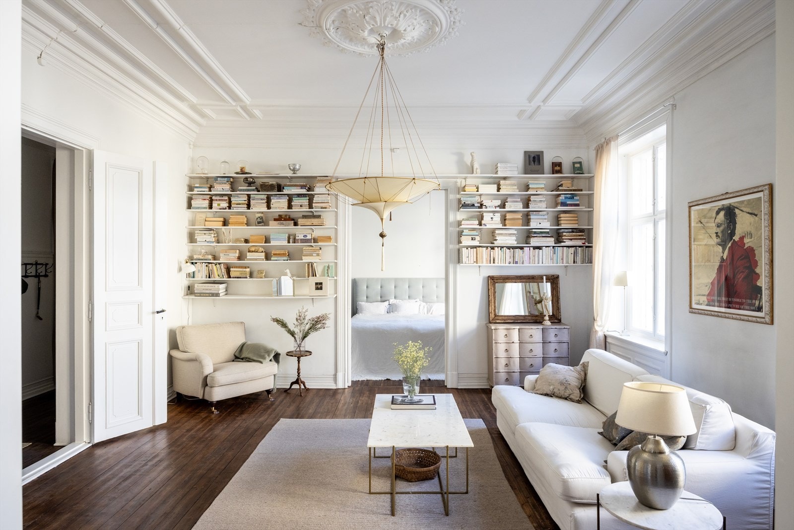 Den imponerende takhøyden på 3,41 meter, kombinert med en vakker takrosett og elegante brystninger, skaper en luftig romfølelse. Galleribilde