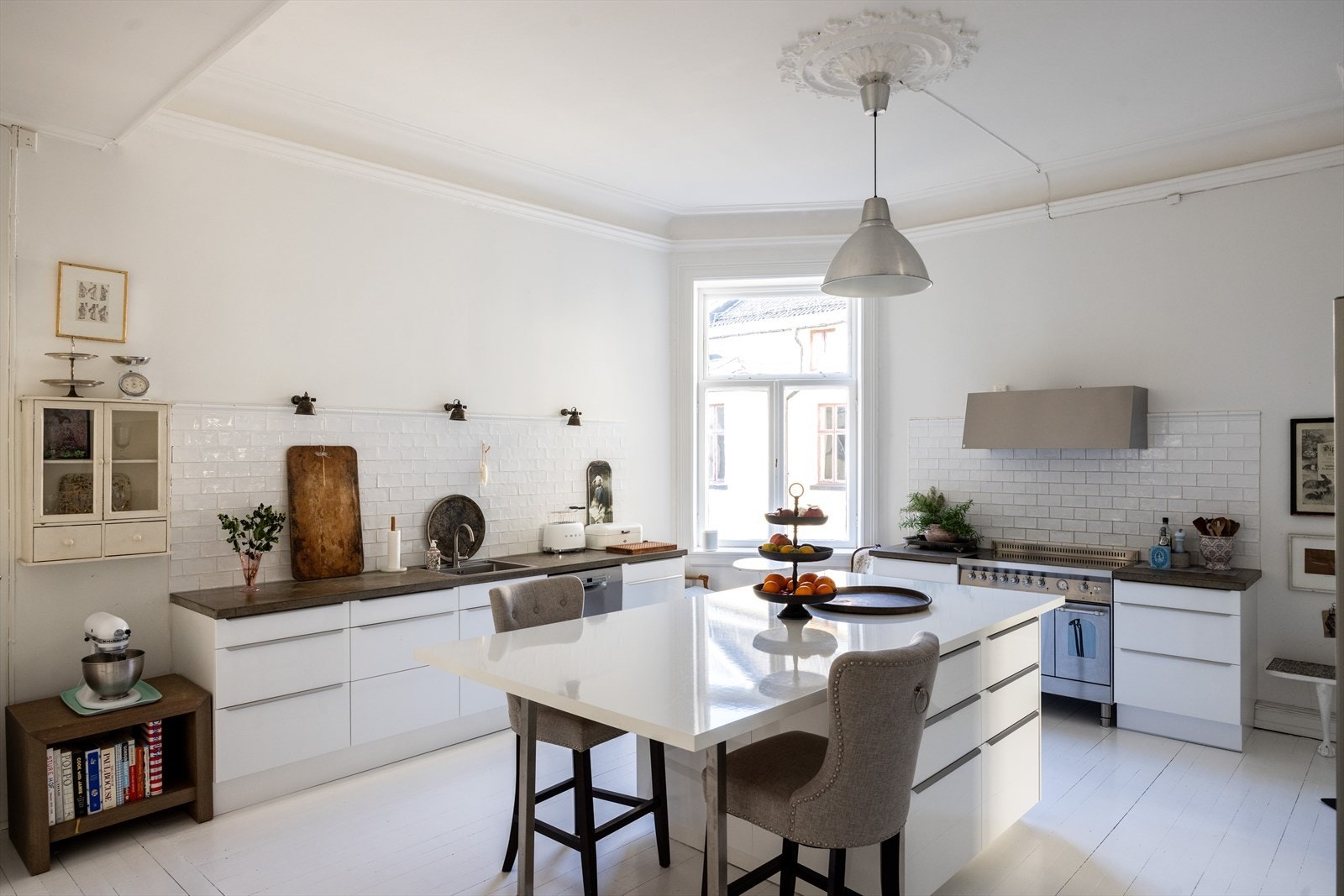 Romslig og tidløst kjøkken fra IKEA med takhøyde mellom 3,07 og 3,37 meter! Galleribilde