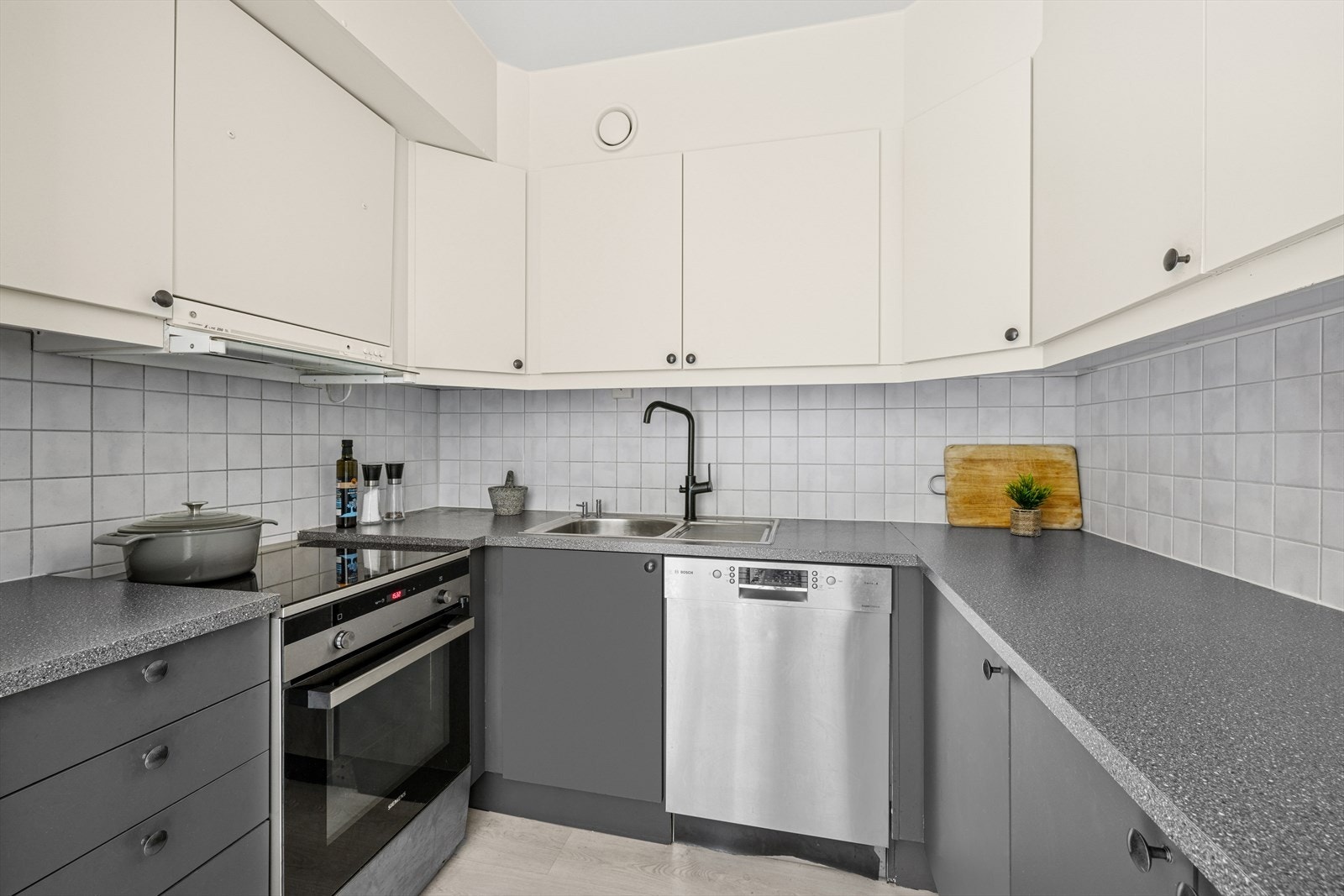 Separat kjøkken med god skap- og benkeplass. Galleribilde