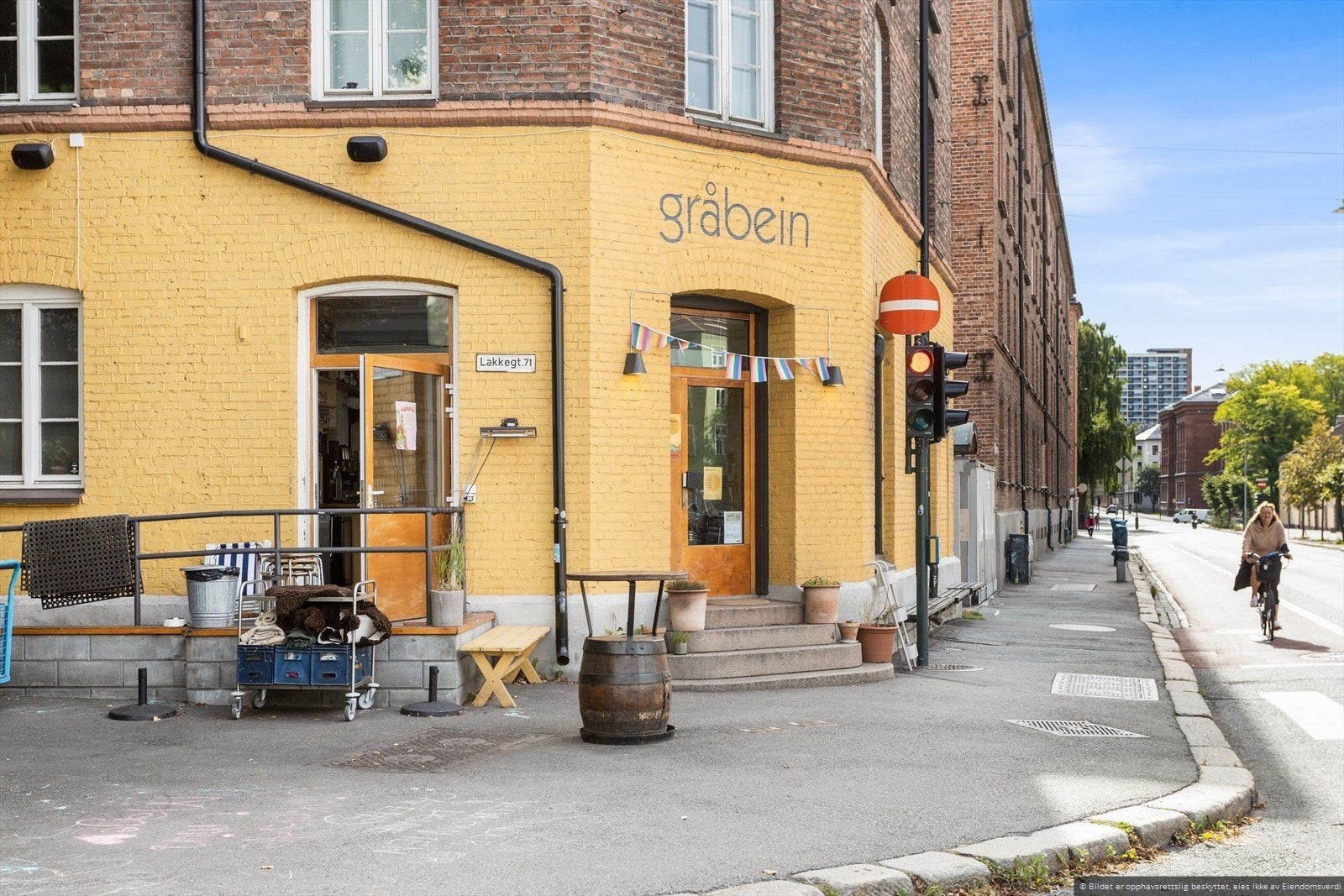 I nærområdet finner du også hyggelige lokale kafeer som Gråbein - perfekt for en kopp kaffe eller en uformell lunsj i trivelige omgivelser. Galleribilde
