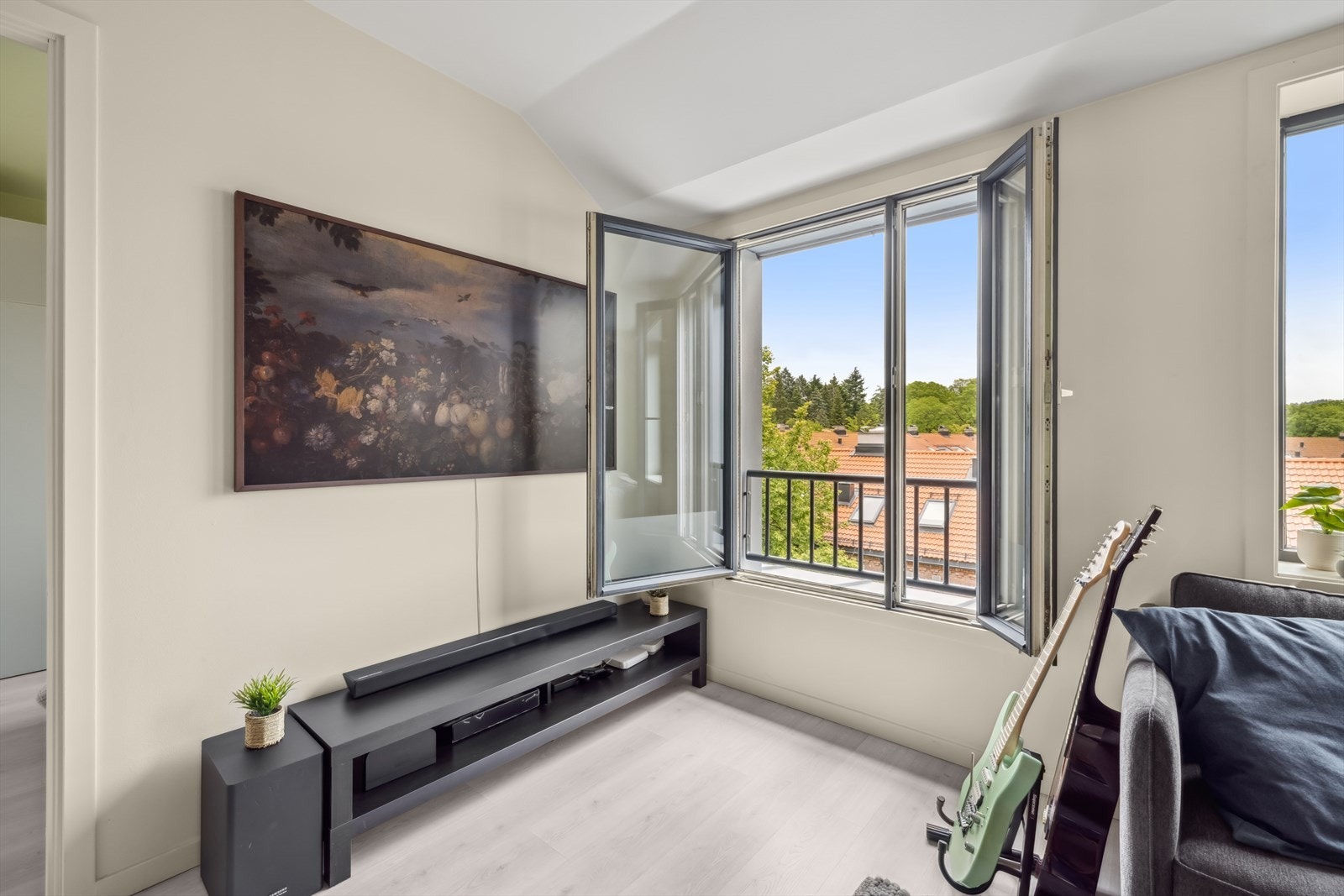 Stuen er malt i en tidsriktig fargetone. Galleribilde