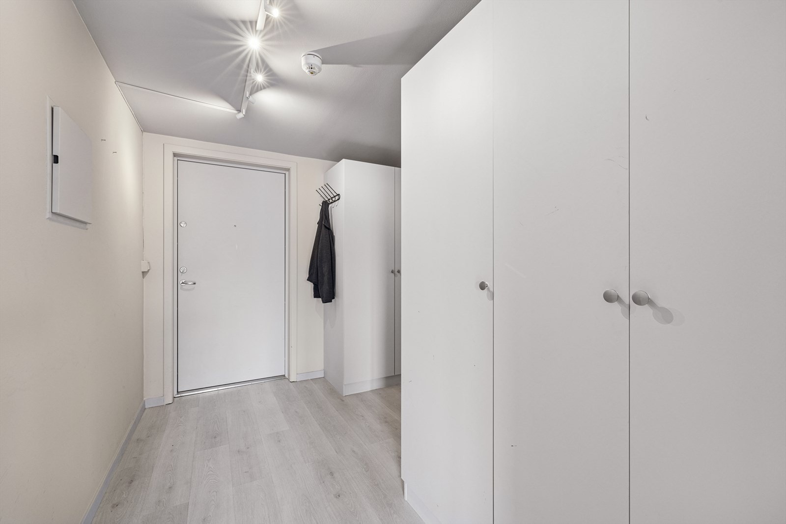Gangen har god plass til oppbevaring i store garderobeskap. Galleribilde