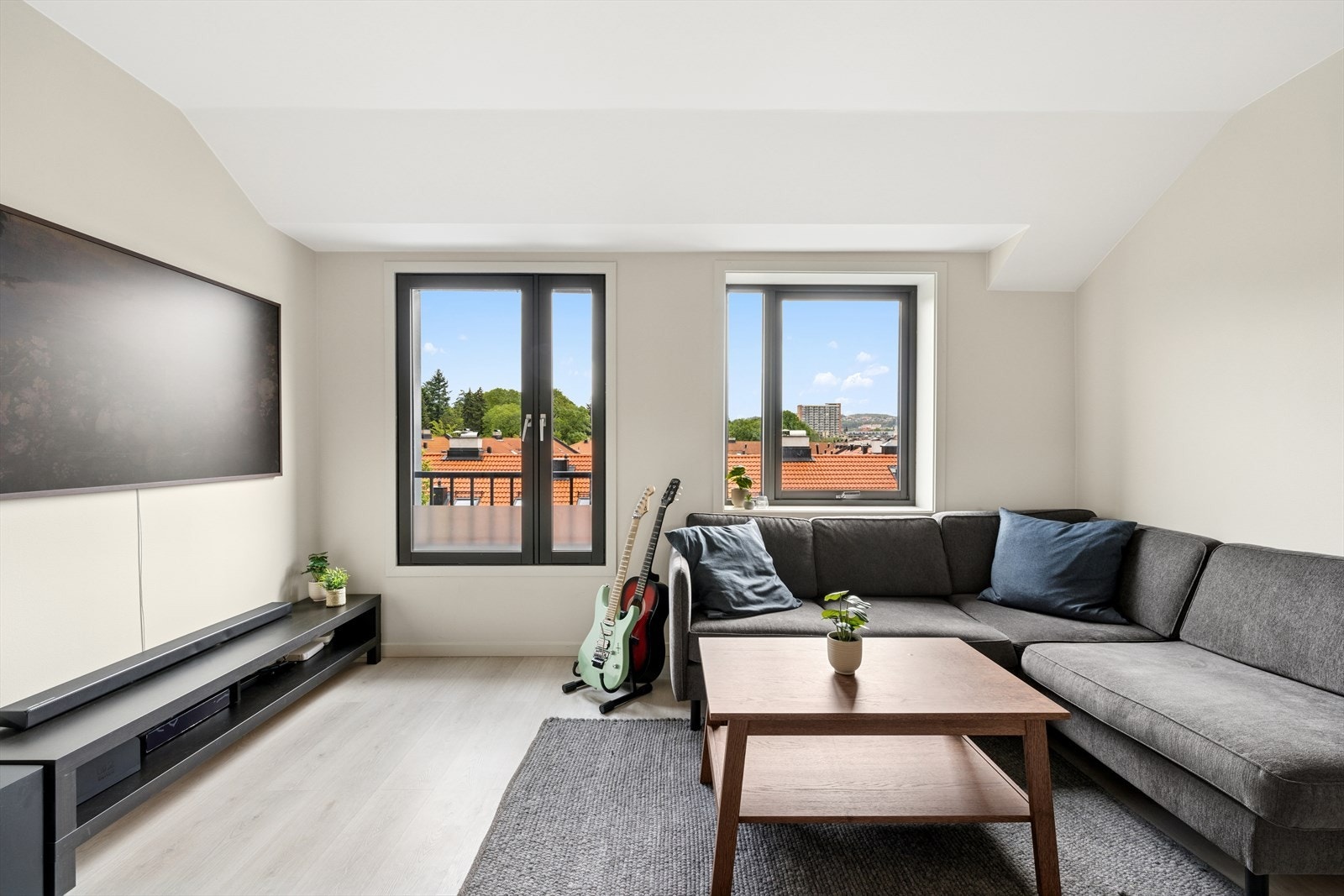 Her har du store vindusflater som slipper inn rikelig med naturlig lys. Galleribilde