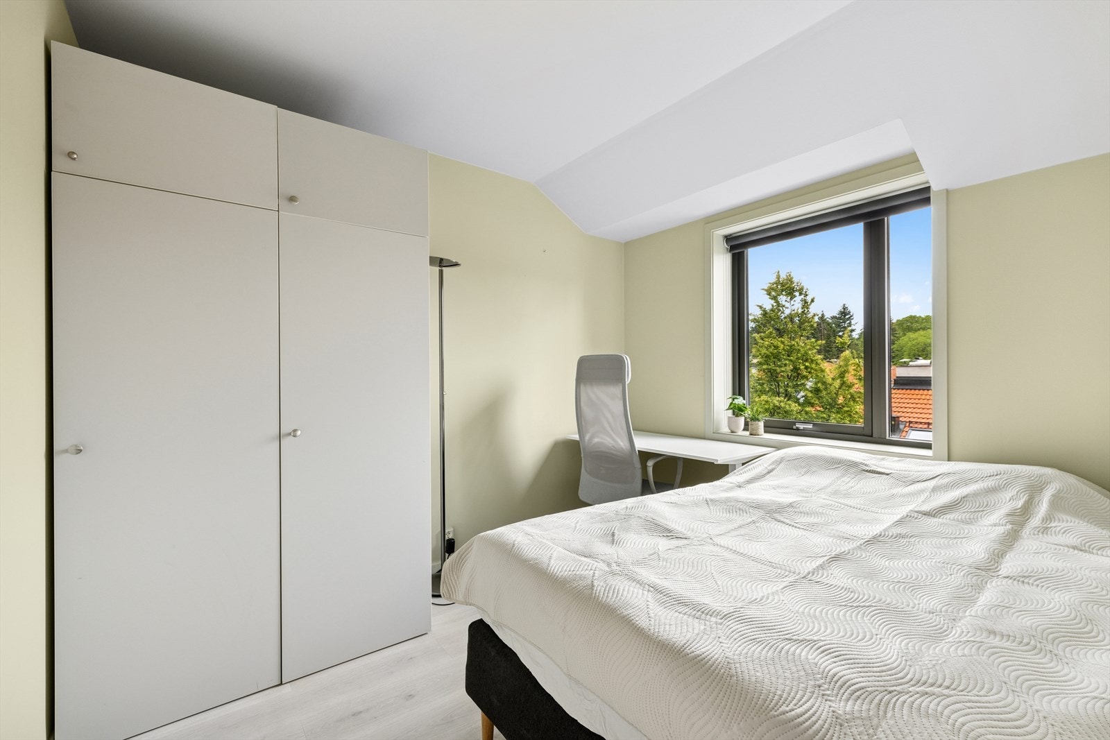 Soverom med god plass til stor dobbeltseng og nattbord. Det er god plass til oppbevaring i garderobeskap. Galleribilde