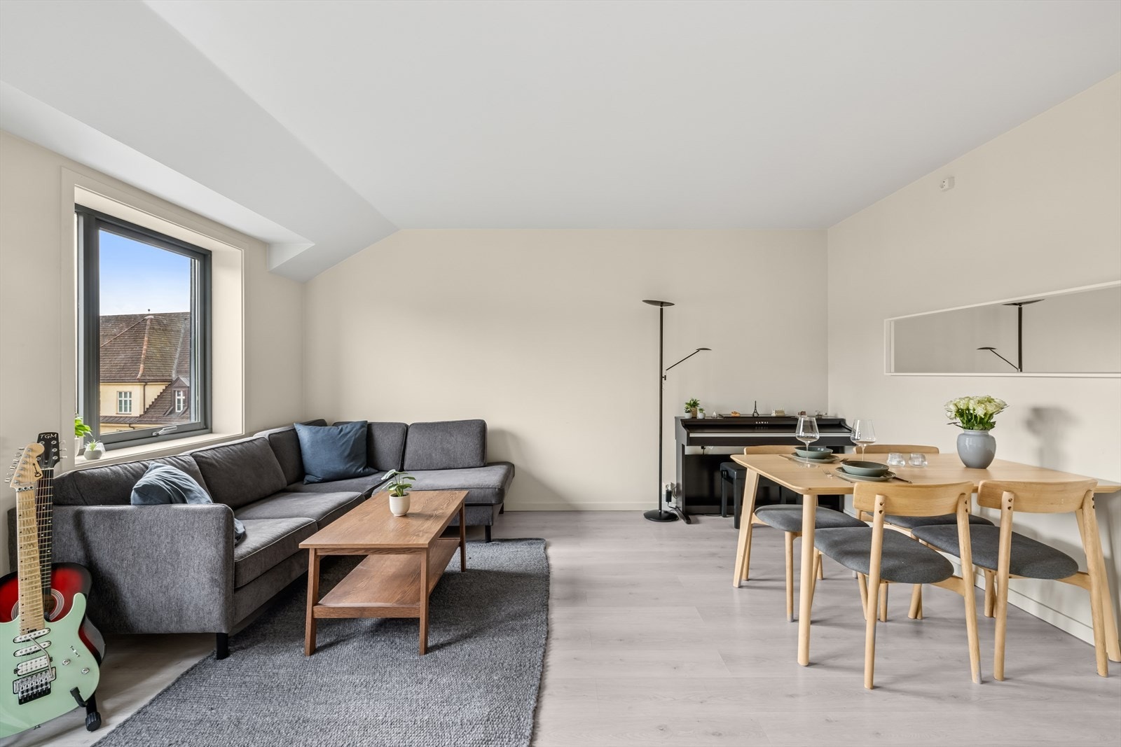 God plass til stor sofagruppe og spisebord. Galleribilde