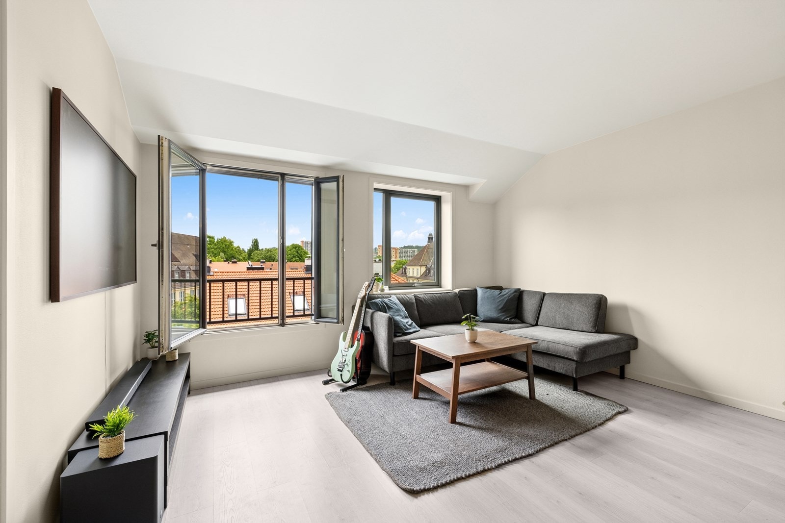 Dette er en innholdsrik og arealeffektiv 2-romsleilighet med attraktiv beliggenhet på Grünerløkka. Galleribilde