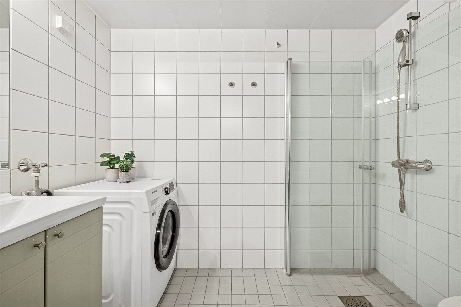 Flislagt bad av god størrelse med behagelig gulvvarme. Galleribilde