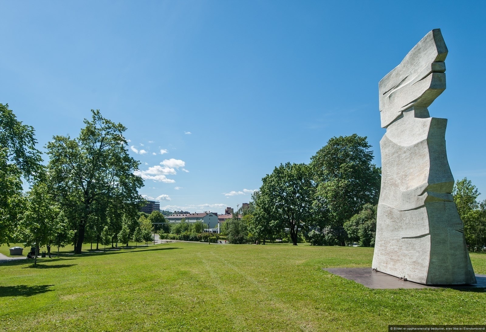 Bare en kort spasertur unna ligger flotte Tøyenparken - et grønt og luftig friområde som innbyr til både spaserturer, piknik og rekreasjon i rolige omgivelser. Galleribilde