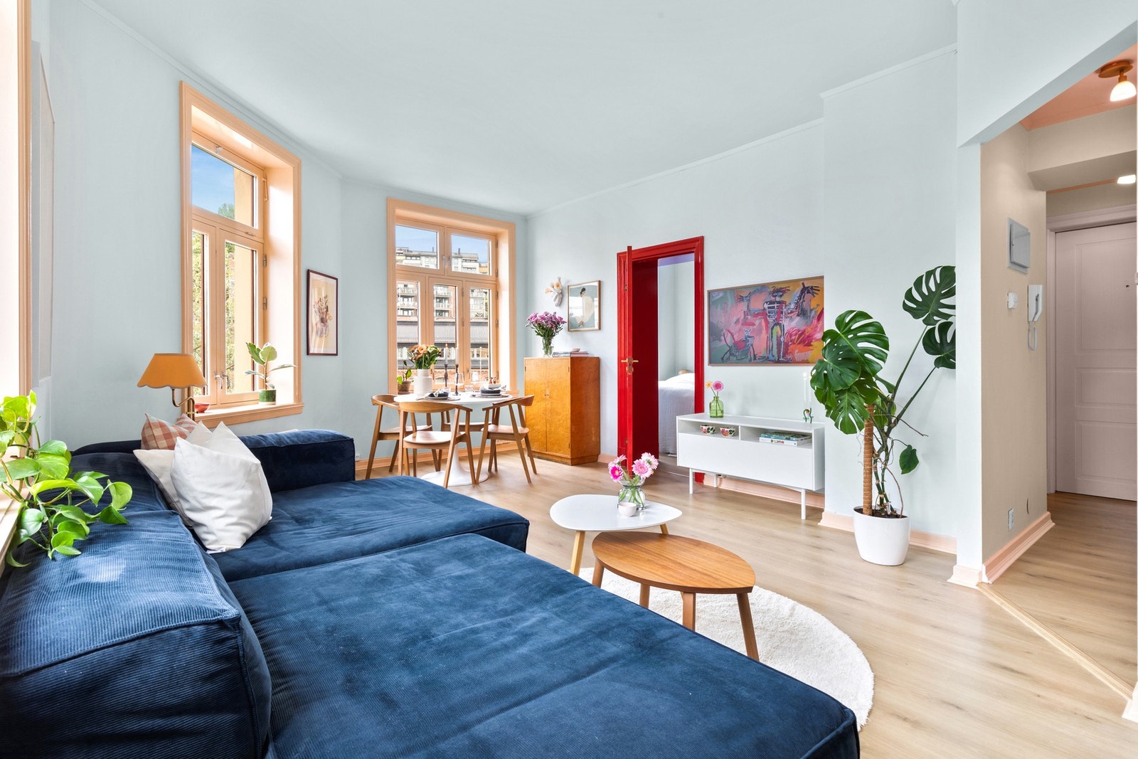 Stuen har plass til sofa- og medieløsninger samt eget spisebord. Tv og internett er inkludert i fellesutgiftene. Galleribilde