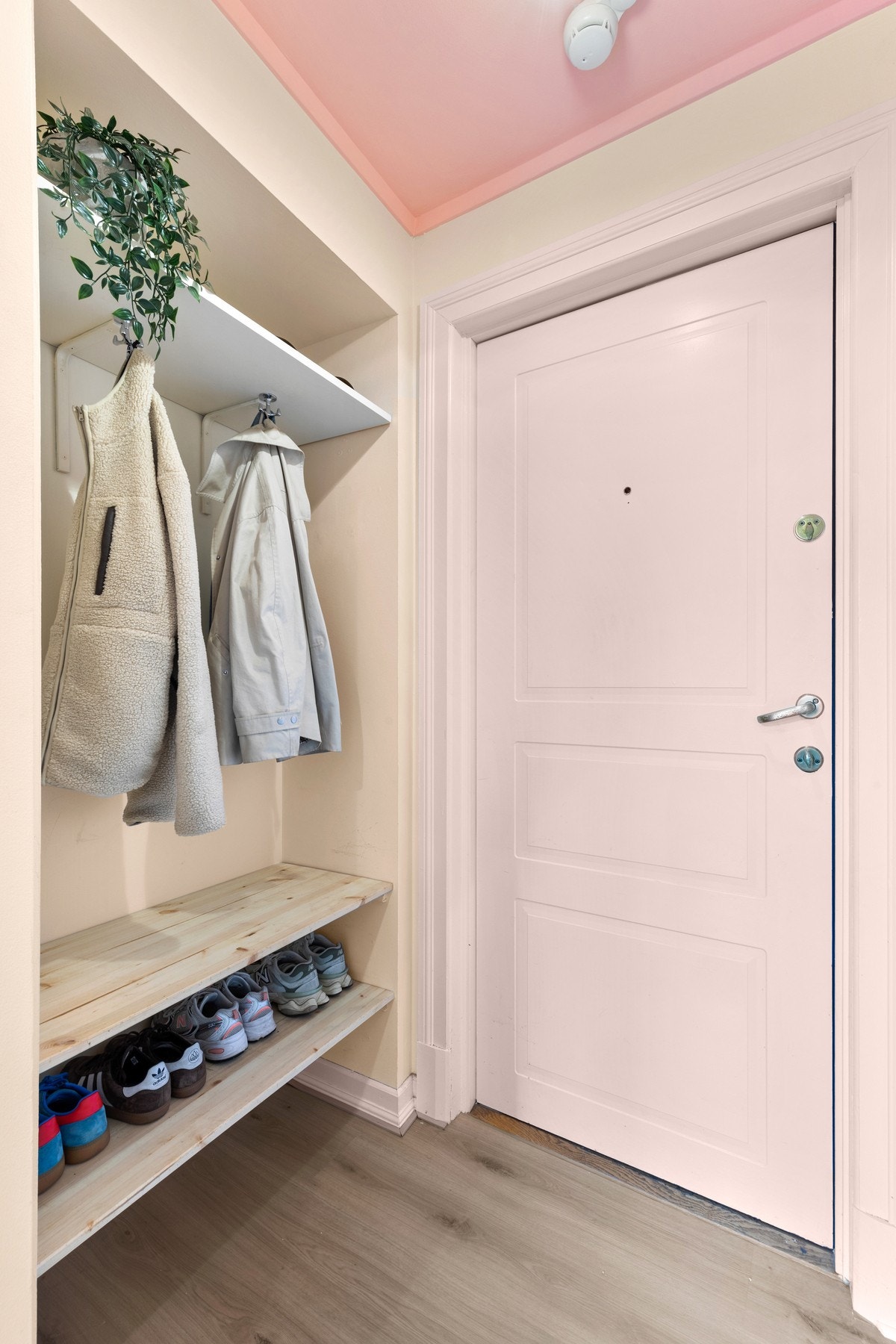 Åpen garderobeløsning med plass til ytterjakker og sko. Galleribilde