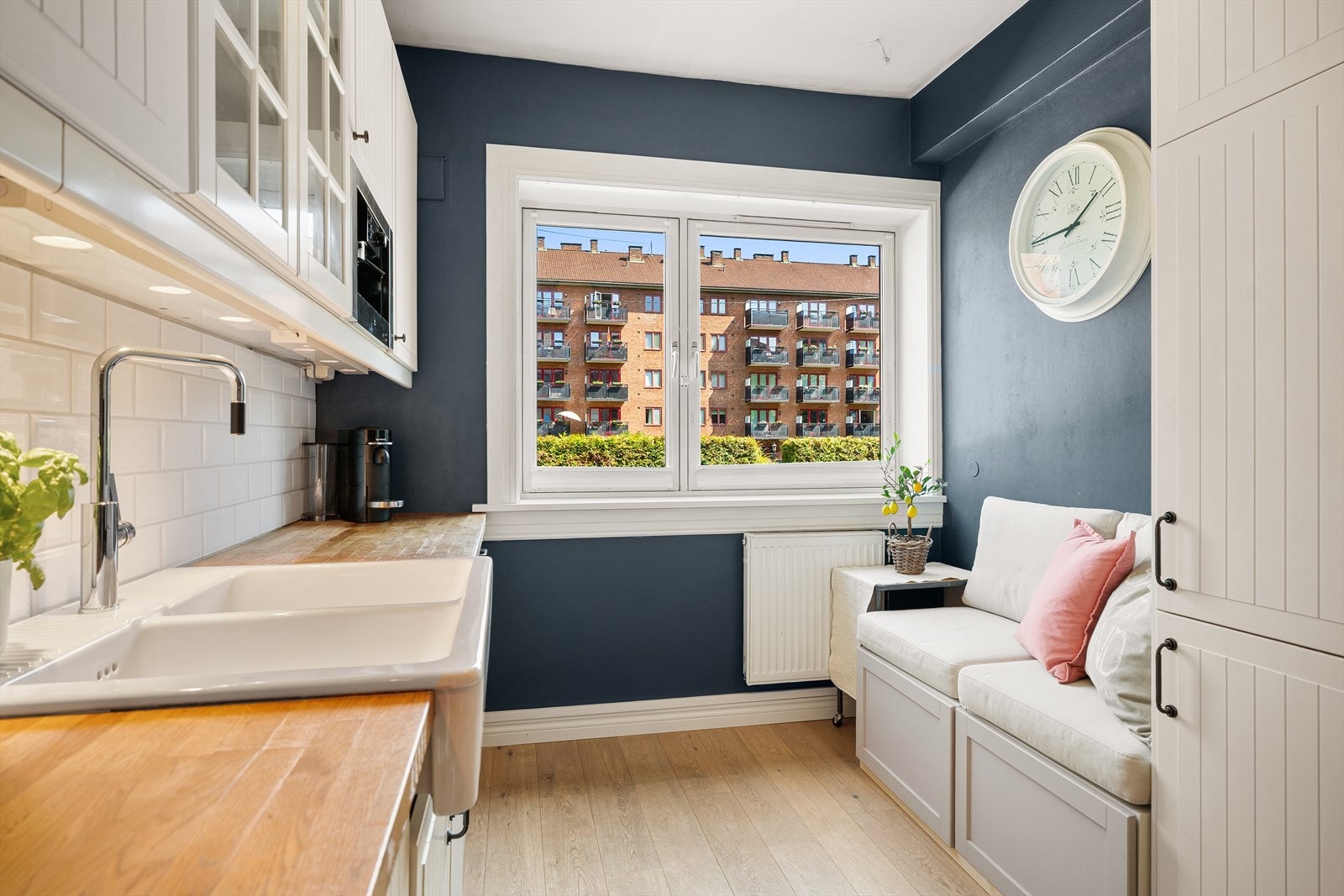 Hyggelig kjøkken med god skap- og benkeplass Galleribilde