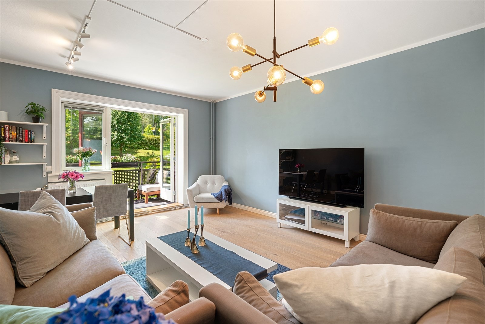 Stuen er romslig med god plass til sofa, bord og stoler Galleribilde