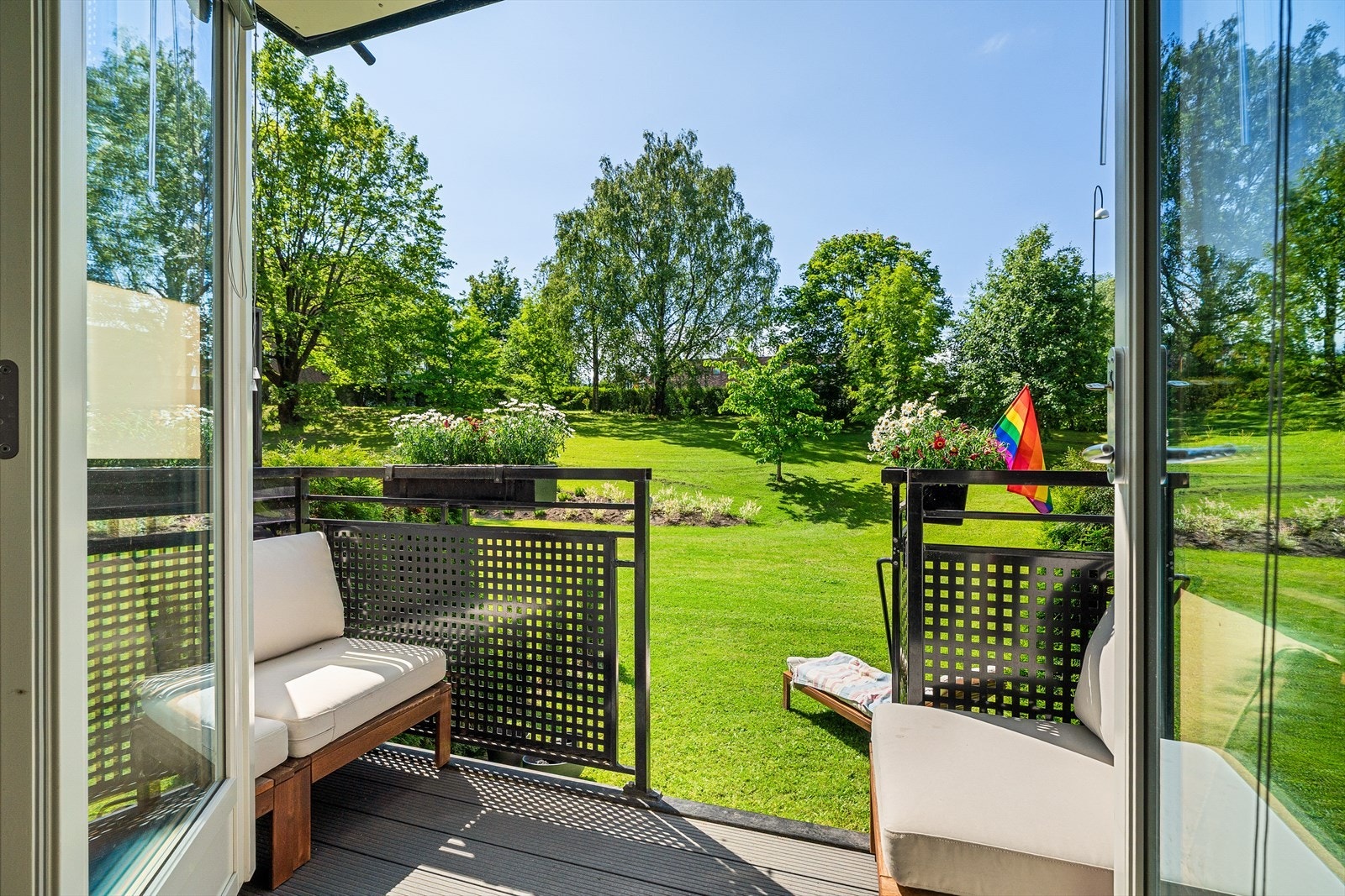 Velstelte fellesarealer og muligheten for å trekke seg ut på plenen Galleribilde