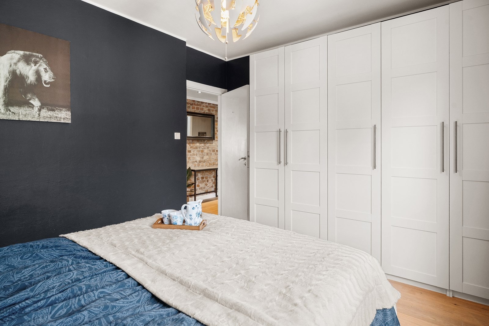 Garderoberekken medfølger salget Galleribilde