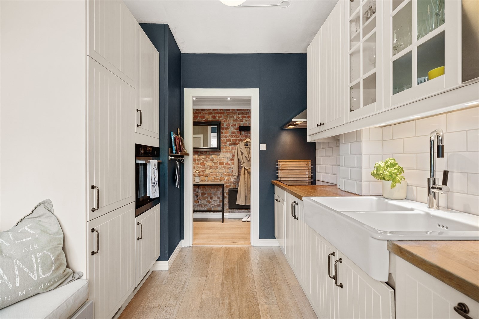 Kjøkkenet er romslig med god oppbevaringsplass Galleribilde