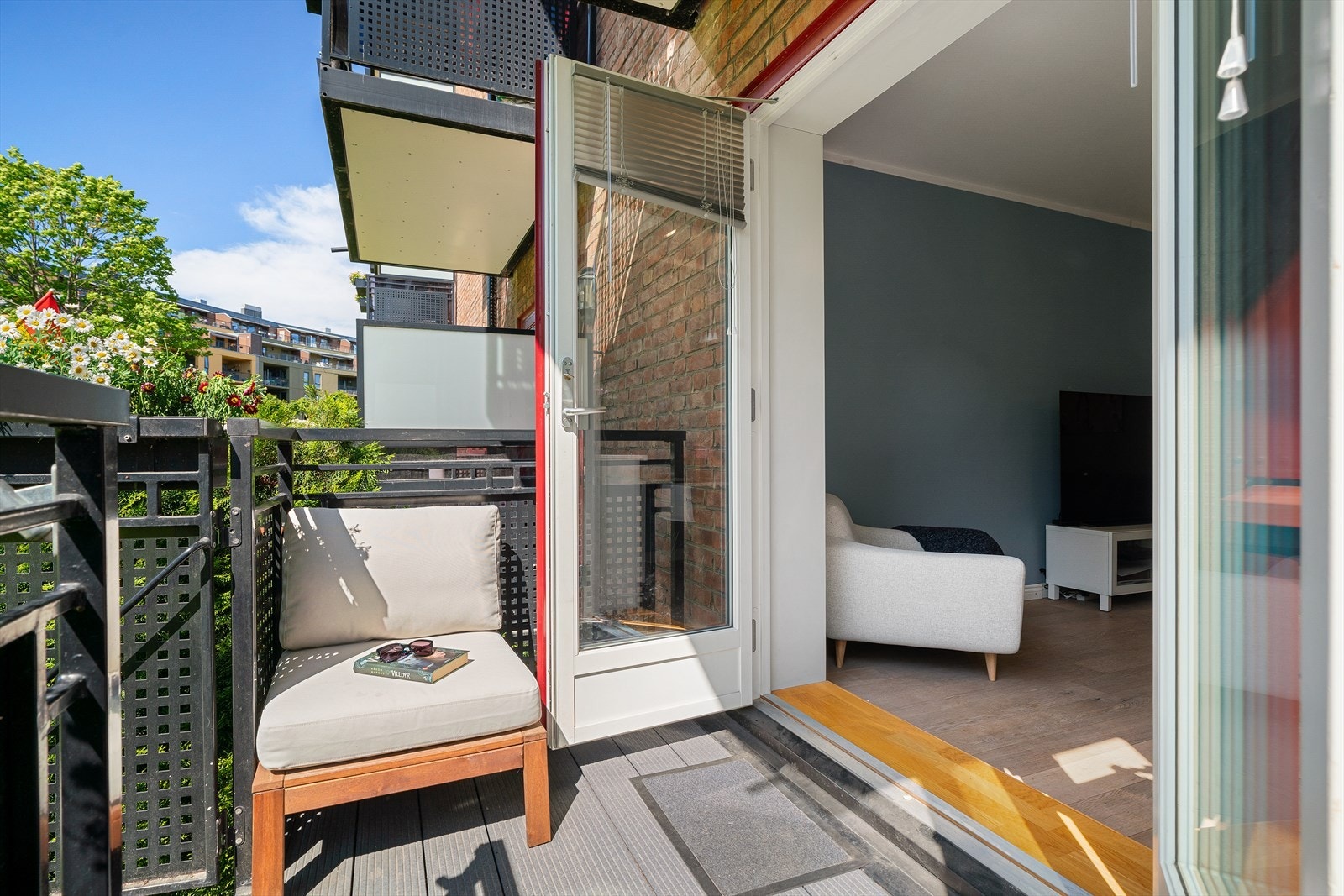 Balkongen har god plass til utemøbler Galleribilde