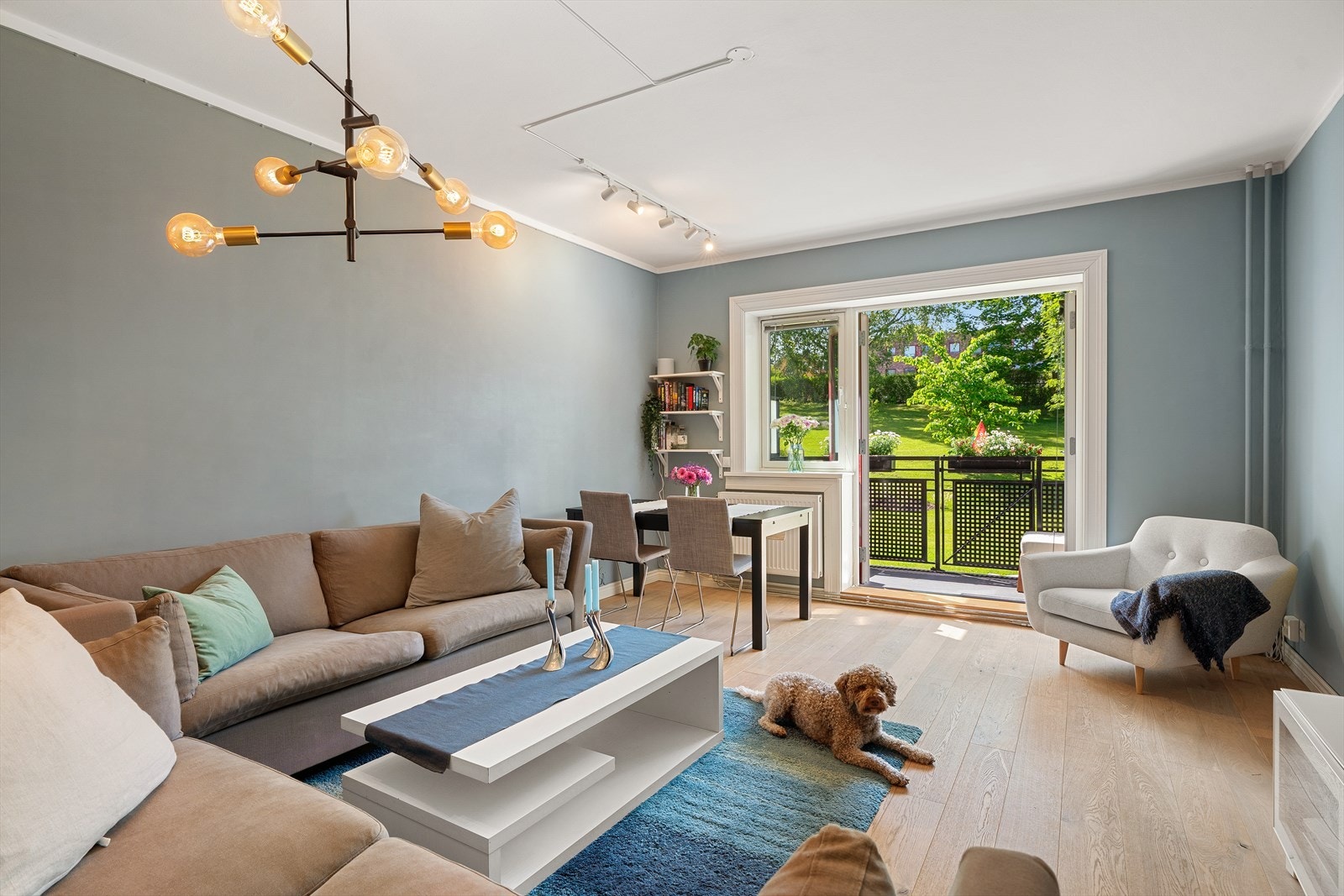 Her bor du stille, grønt og solrikt til Galleribilde