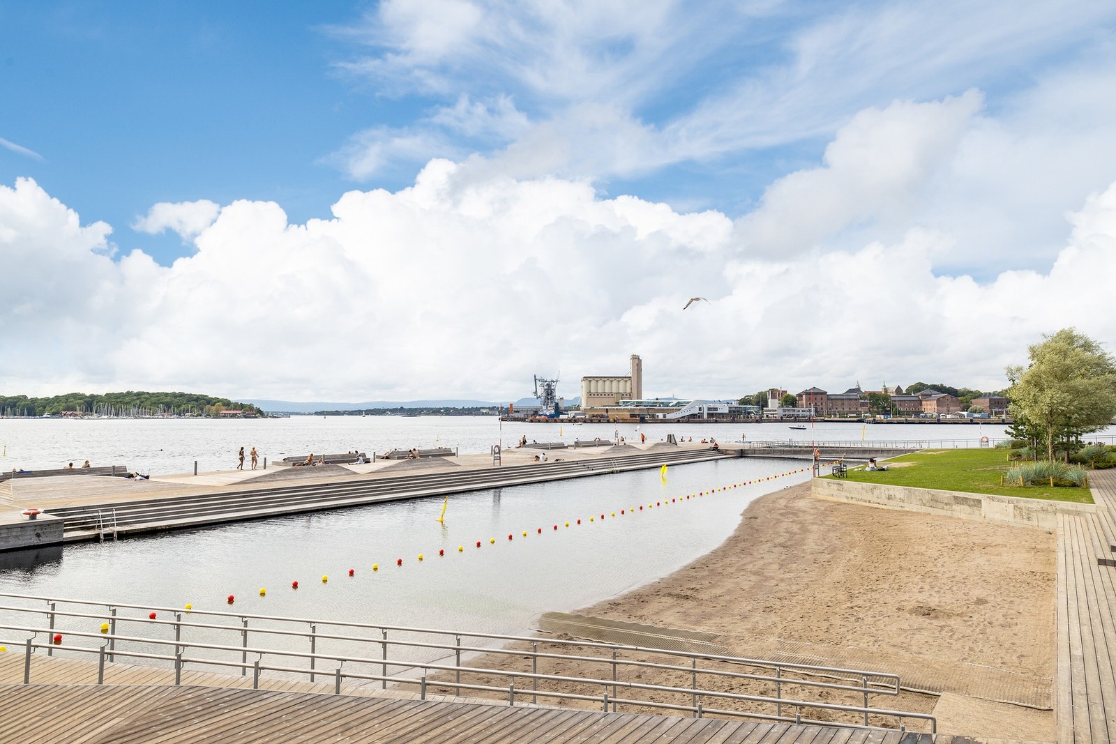Nærområdet - Helt ytterst på Sørenga har du sjøbadet Galleribilde