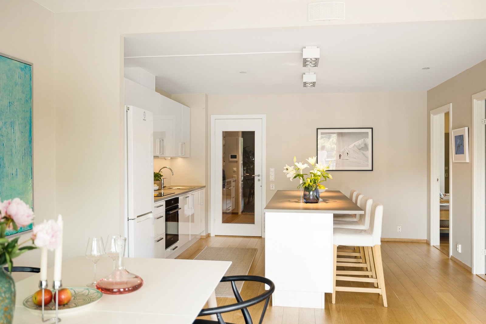 Kjøkkenøyen fungerer som et naturlig samlingspunkt i hjemmet - perfekt til både frokost og gjester. Galleribilde