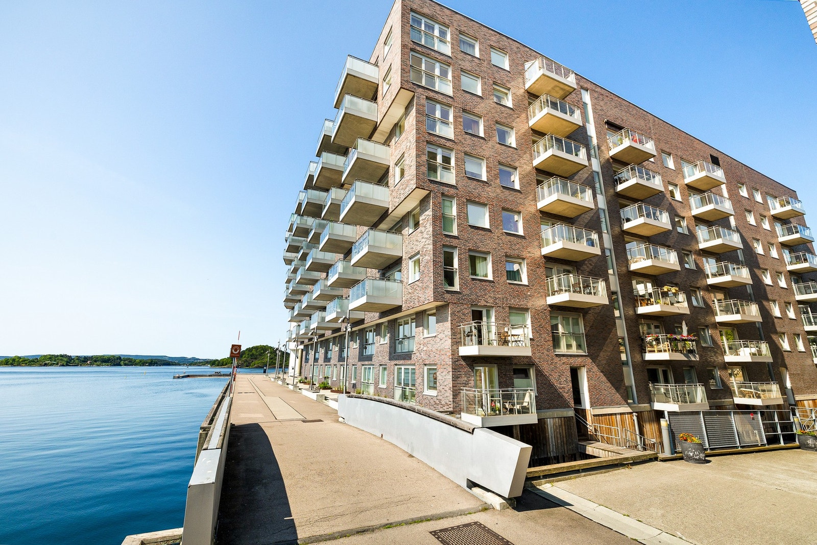 Eksklusivt leilighetsbygg fra 2015 - her bor du på bryggekanten. Galleribilde