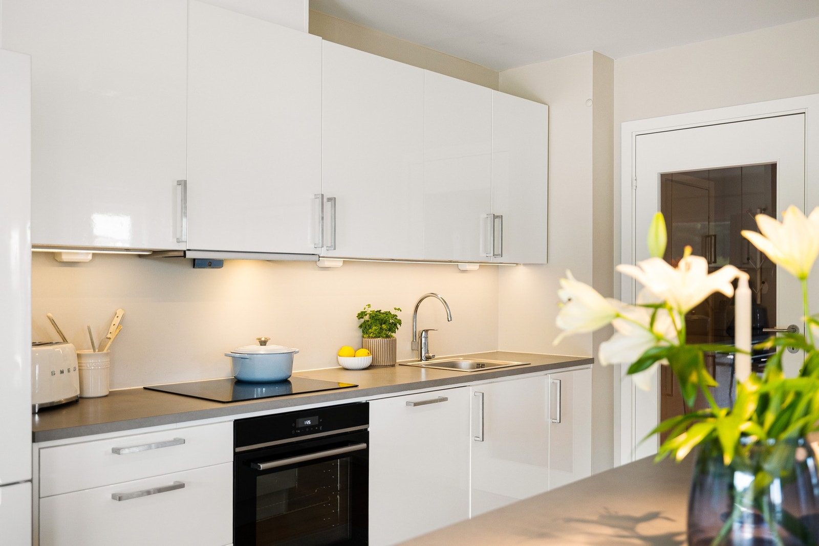 Kjøkkenet er meget arbeidsvennlig med mye skap- og benkeplass. Galleribilde