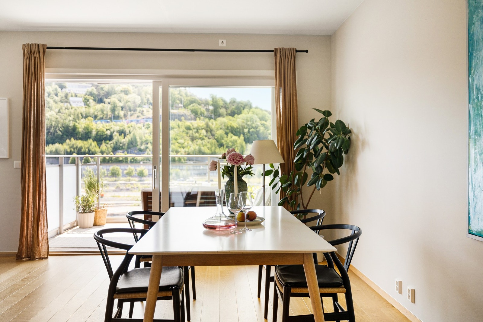 Spiseplass med utsikt - her nyter du måltidene med fjorden og grønne omgivelser rett utenfor vinduet. Galleribilde