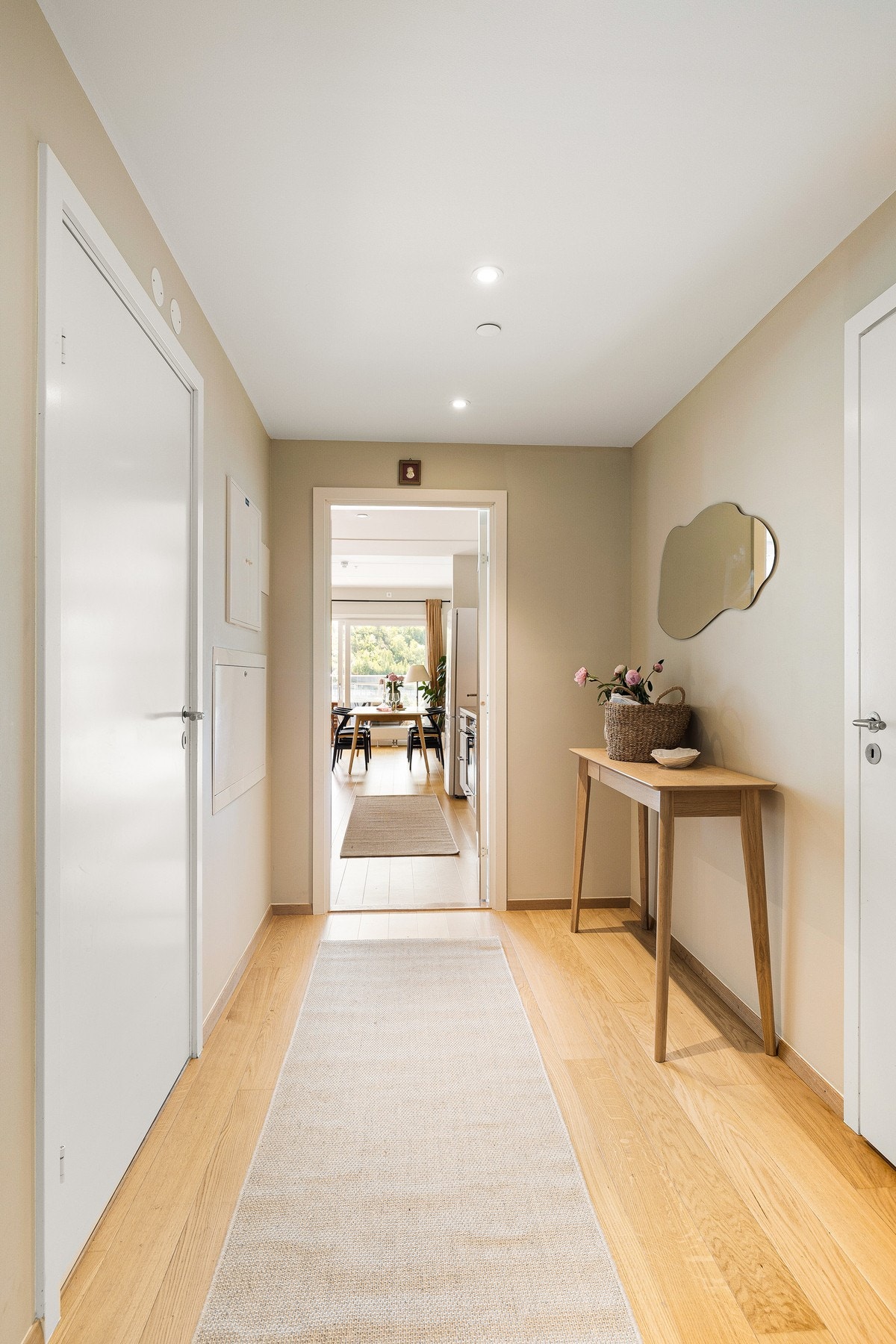 Her får man umiddelbart et godt førsteinntrykk - delikate farger, enstavs parkett og en gjennomgående stil gir en lun og innbydende atmosfære. Galleribilde