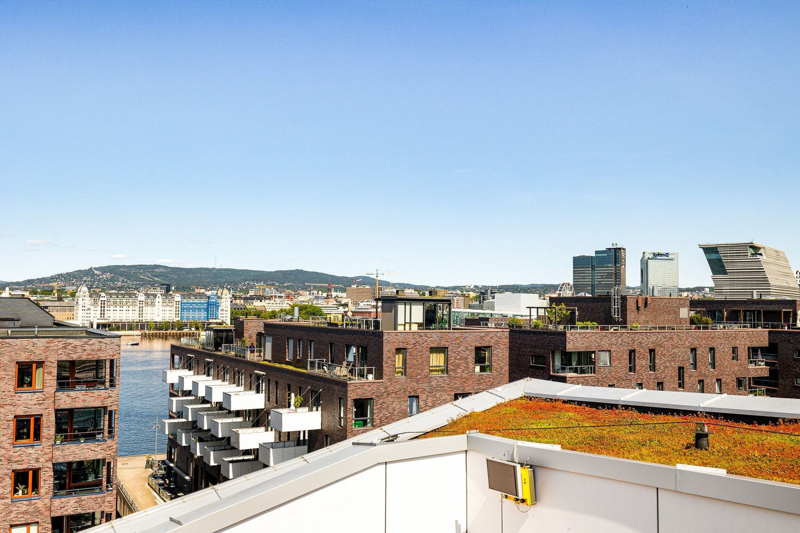 Takterrassen er tilrettelagt med sittegrupper og beplantning. Galleribilde