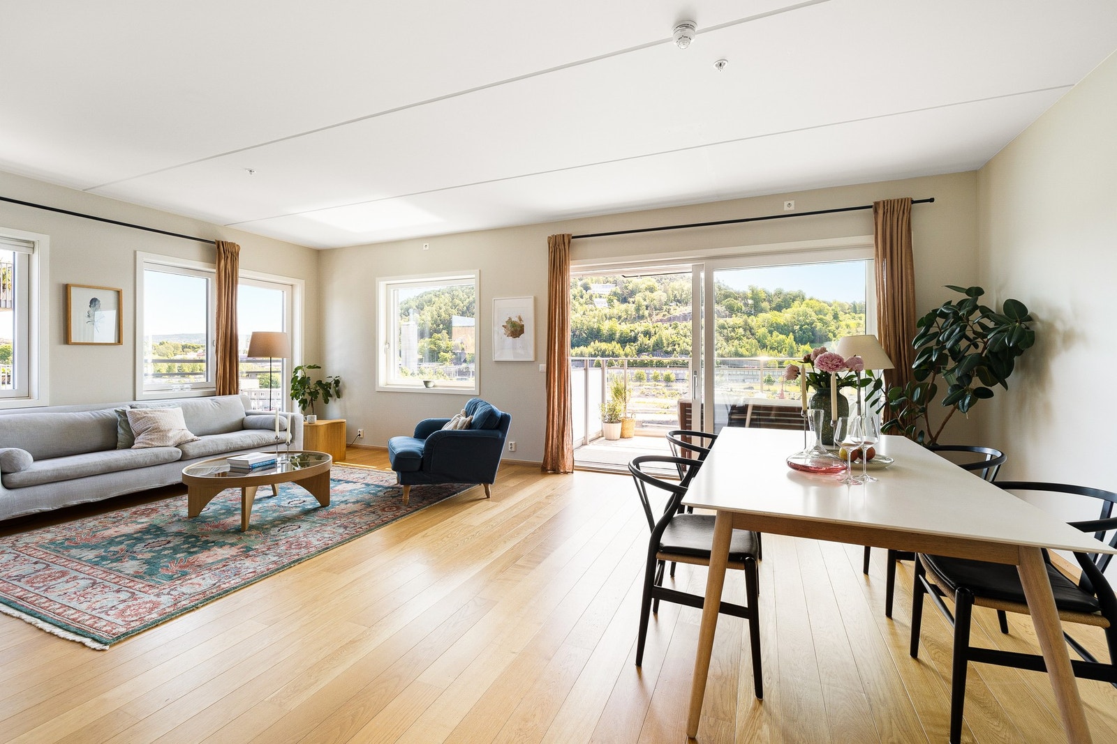 Lys og luftig stue med store vindusflater og vakker utsikt mot sjø og natur. Galleribilde