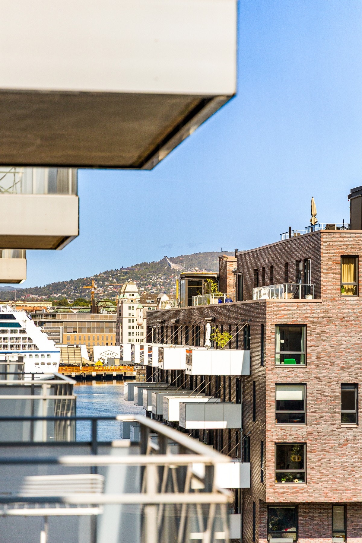 Fra balkongen skimter du både fjorden, byens liv og grønne åssider i det fjerne. Galleribilde