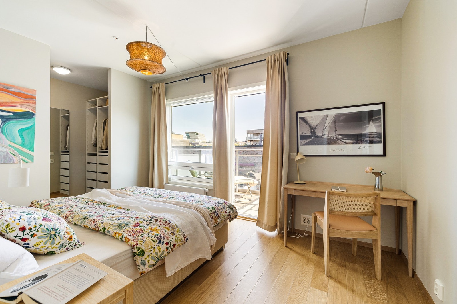 Romslig og lekkert hovedsoverom med plass til dobbeltseng, nattbord og annet ønsket møblement. Galleribilde