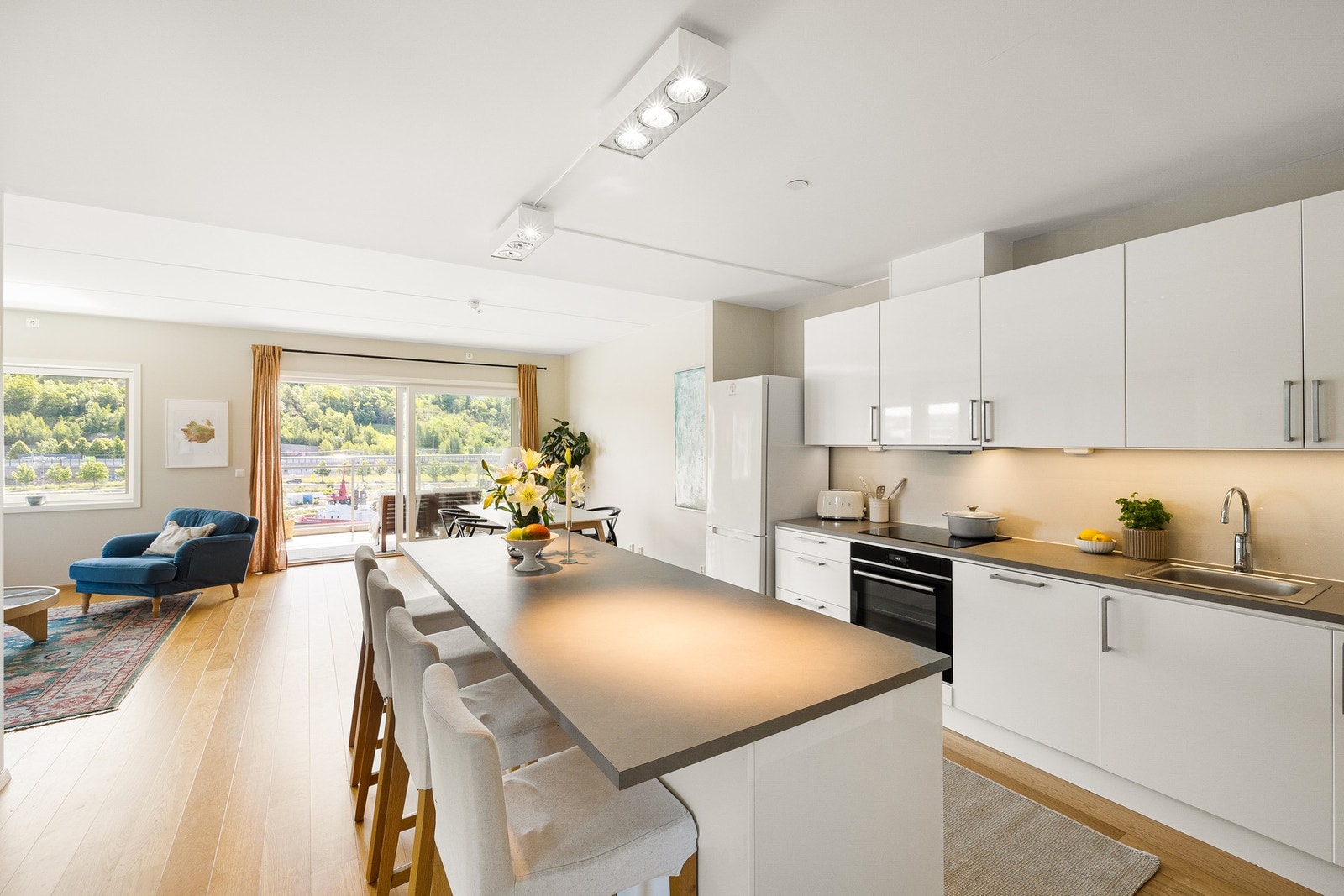 Åpen løsning, kjøkkenøy og vakker utsikt skaper en helt spesiell romfølelse. Galleribilde